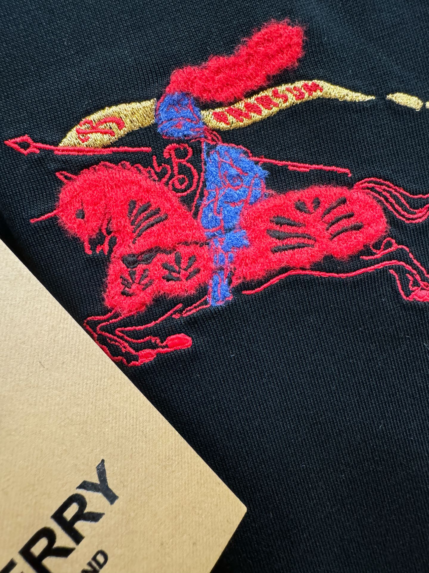 BURBERRY巴宝莉 顶级品质 2026新品短袖！原版定制面料，手感柔软。顶级进口私货，时尚设计潮流短