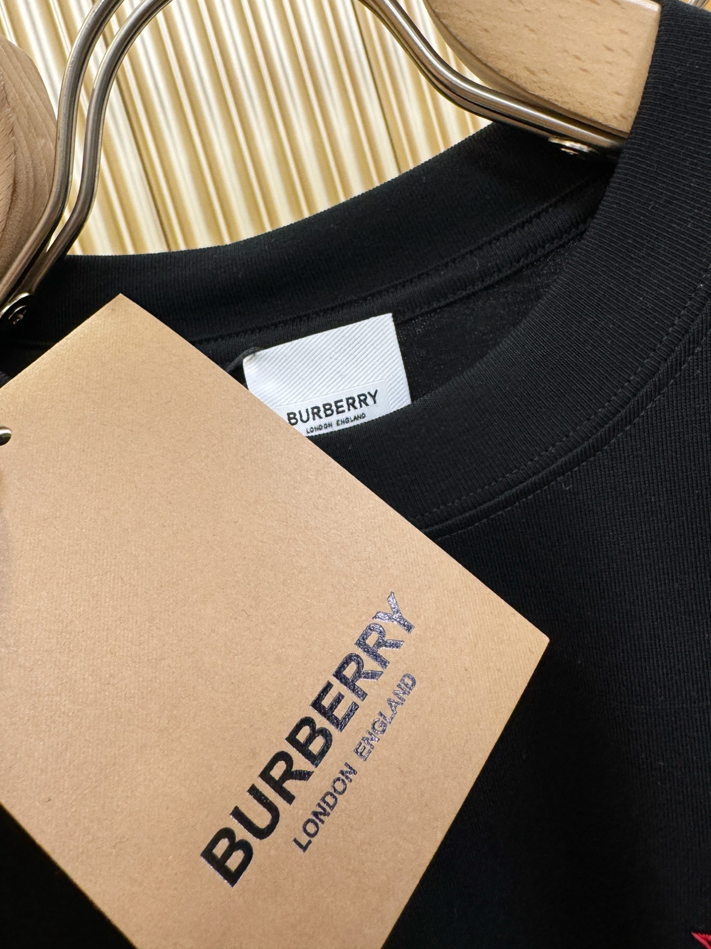 BURBERRY巴宝莉 顶级品质 2026新品短袖！原版定制面料，手感柔软。顶级进口私货，时尚设计潮流短