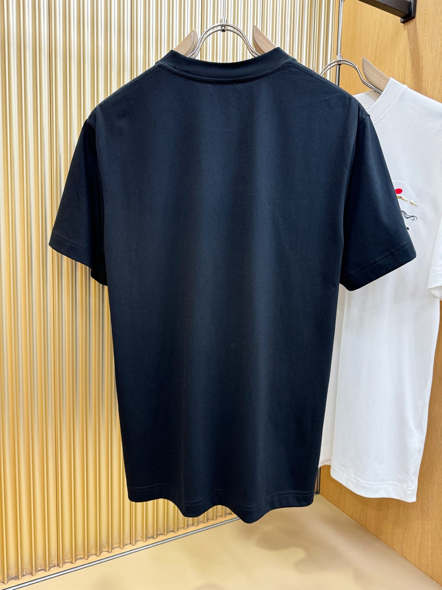 BURBERRY巴宝莉 顶级品质 2026新品短袖！原版定制面料，手感柔软。顶级进口私货，时尚设计潮流短