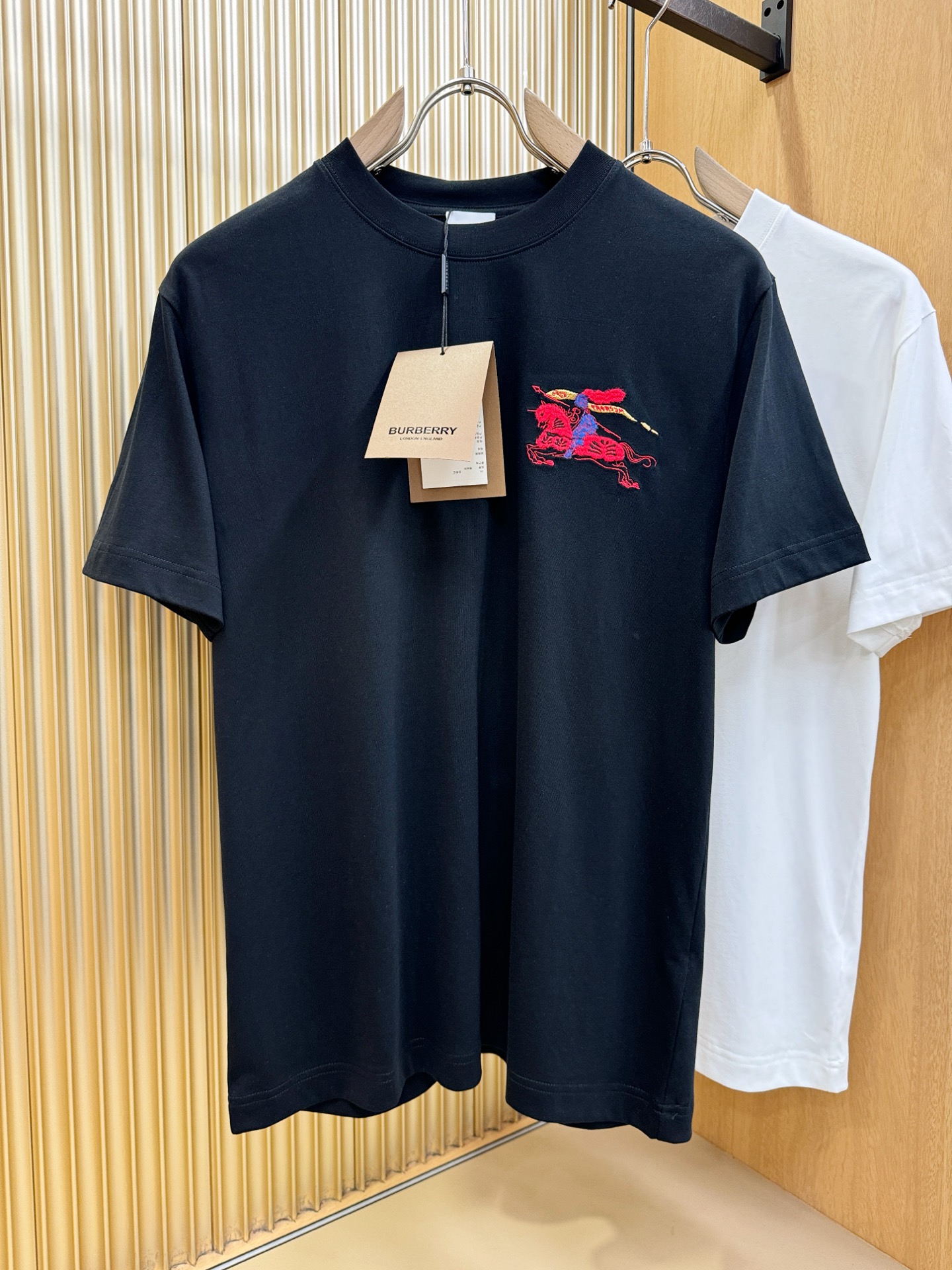 BURBERRY巴宝莉 顶级品质 2026新品短袖！原版定制面料，手感柔软。顶级进口私货，时尚设计潮流短