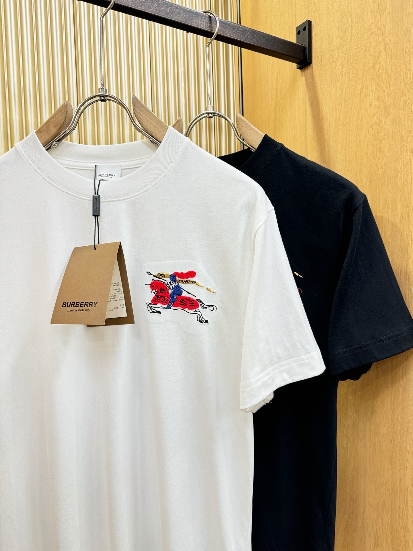 BURBERRY巴宝莉 顶级品质 2026新品短袖！原版定制面料，手感柔软。顶级进口私货，时尚设计潮流短