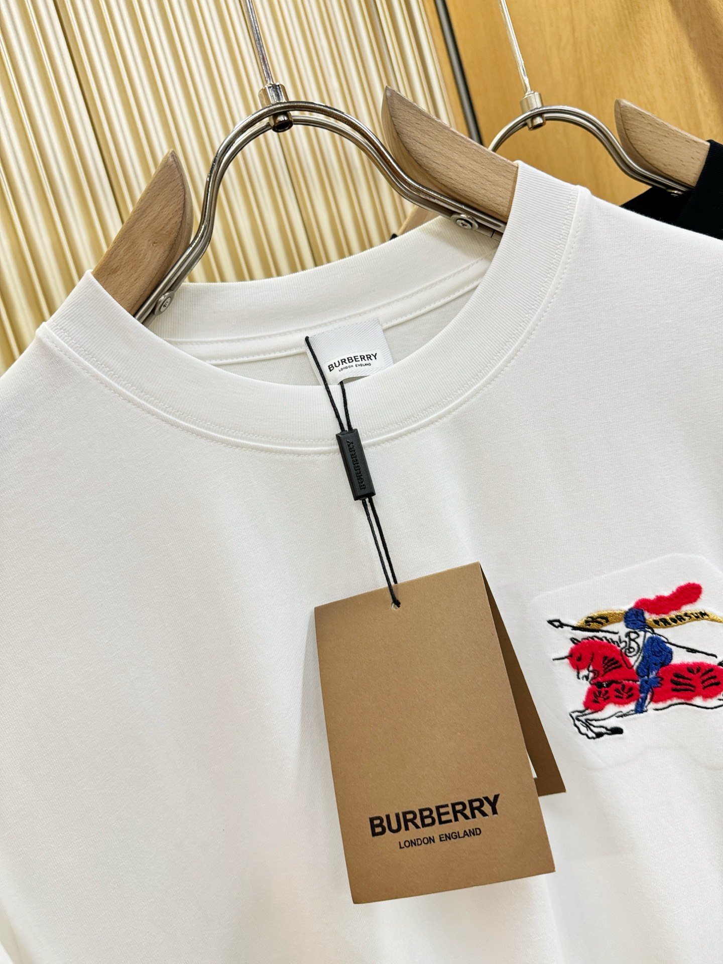 BURBERRY巴宝莉 顶级品质 2026新品短袖！原版定制面料，手感柔软。顶级进口私货，时尚设计潮流短