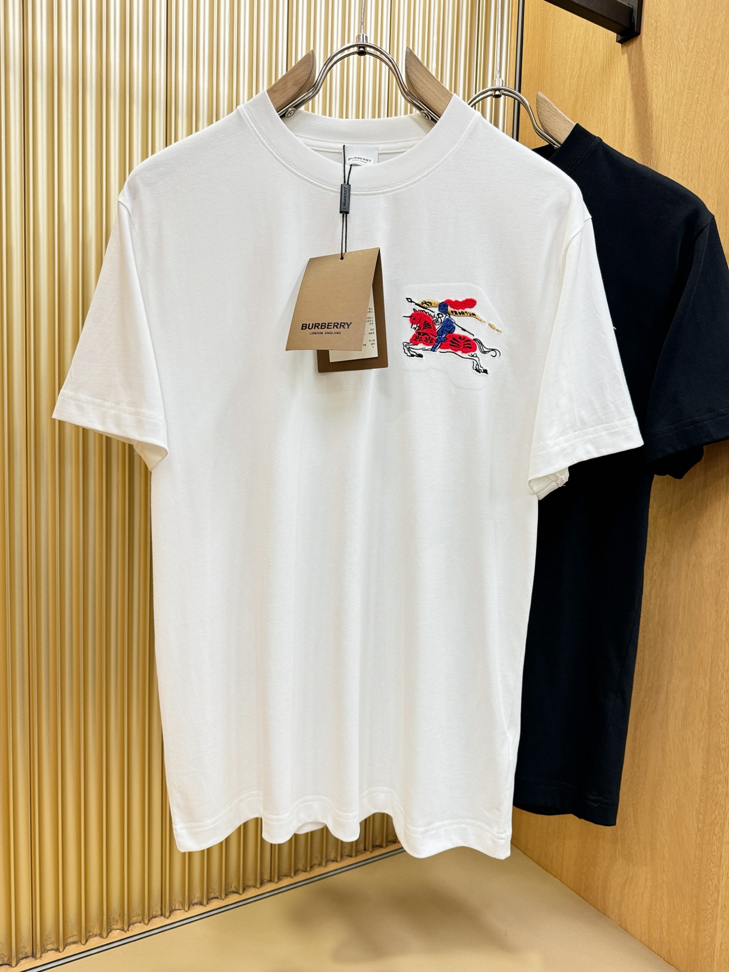 BURBERRY巴宝莉 顶级品质 2026新品短袖！原版定制面料，手感柔软。顶级进口私货，时尚设计潮流短