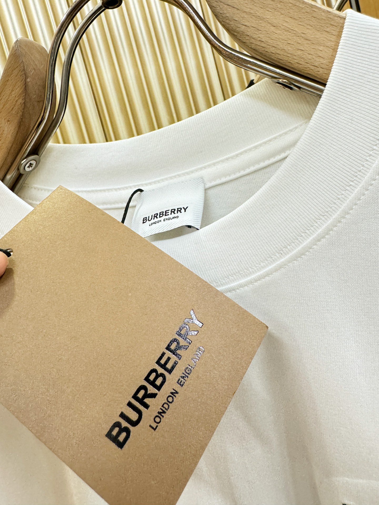 BURBERRY巴宝莉 顶级品质 2026新品短袖！原版定制面料，手感柔软。顶级进口私货，时尚设计潮流短