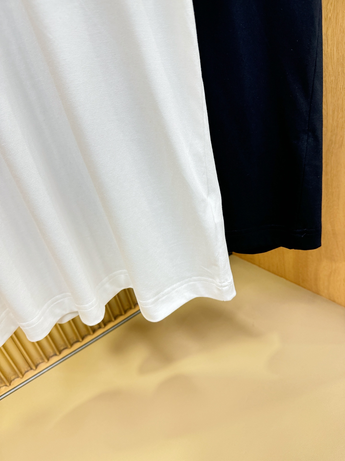 BURBERRY巴宝莉 顶级品质 2026新品短袖！原版定制面料，手感柔软。顶级进口私货，时尚设计潮流短