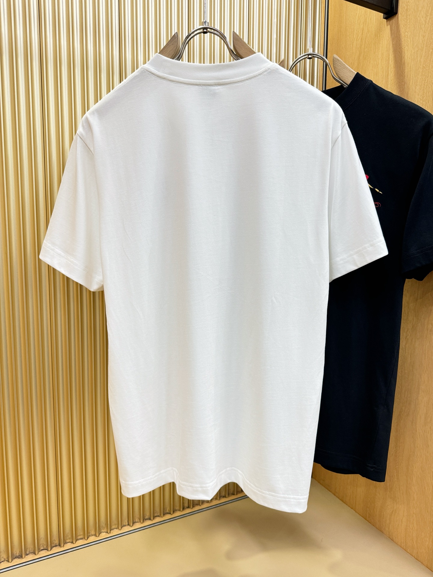 BURBERRY巴宝莉 顶级品质 2026新品短袖！原版定制面料，手感柔软。顶级进口私货，时尚设计潮流短