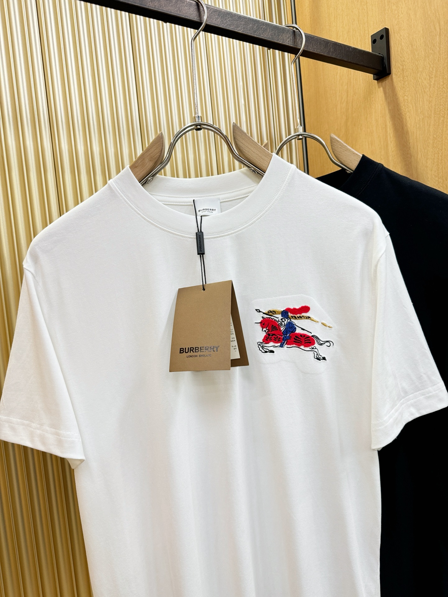 BURBERRY巴宝莉 顶级品质 2026新品短袖！原版定制面料，手感柔软。顶级进口私货，时尚设计潮流短