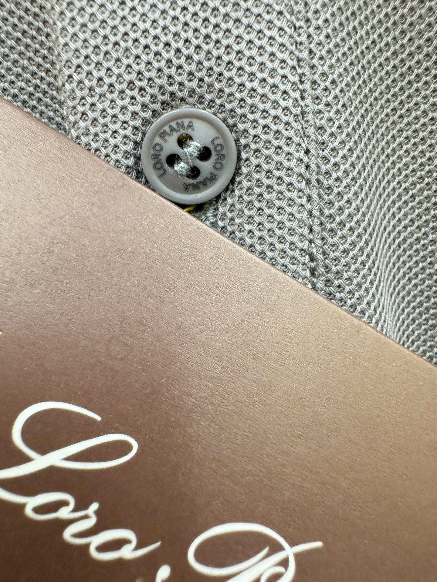 loro Piana诺悠翩雅 2026春夏新款首发专柜最新款翻领短袖，100%双丝光珠地棉面料，高端订制