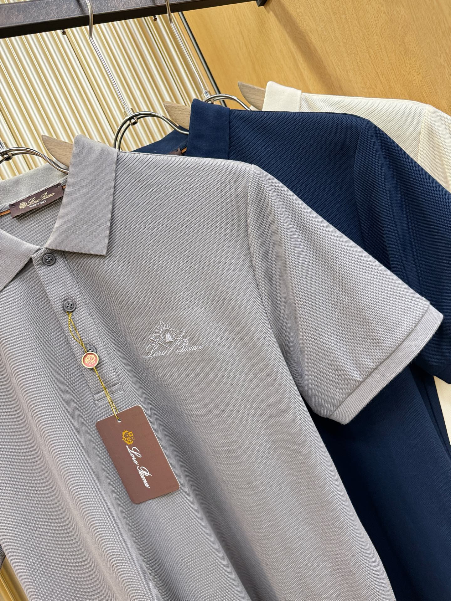loro Piana诺悠翩雅 2026春夏新款首发专柜最新款翻领短袖，100%双丝光珠地棉面料，高端订制