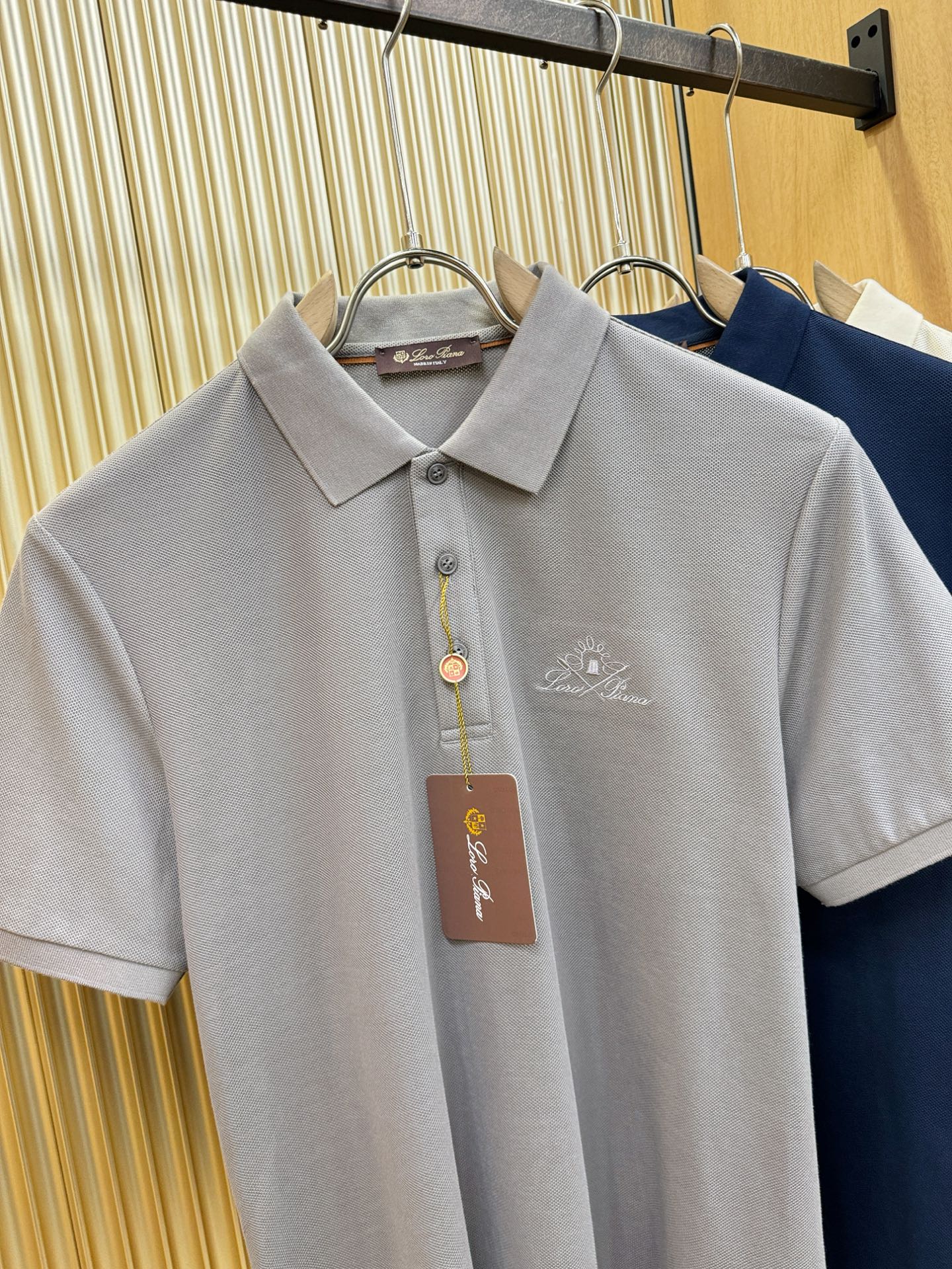 loro Piana诺悠翩雅 2026春夏新款首发专柜最新款翻领短袖，100%双丝光珠地棉面料，高端订制