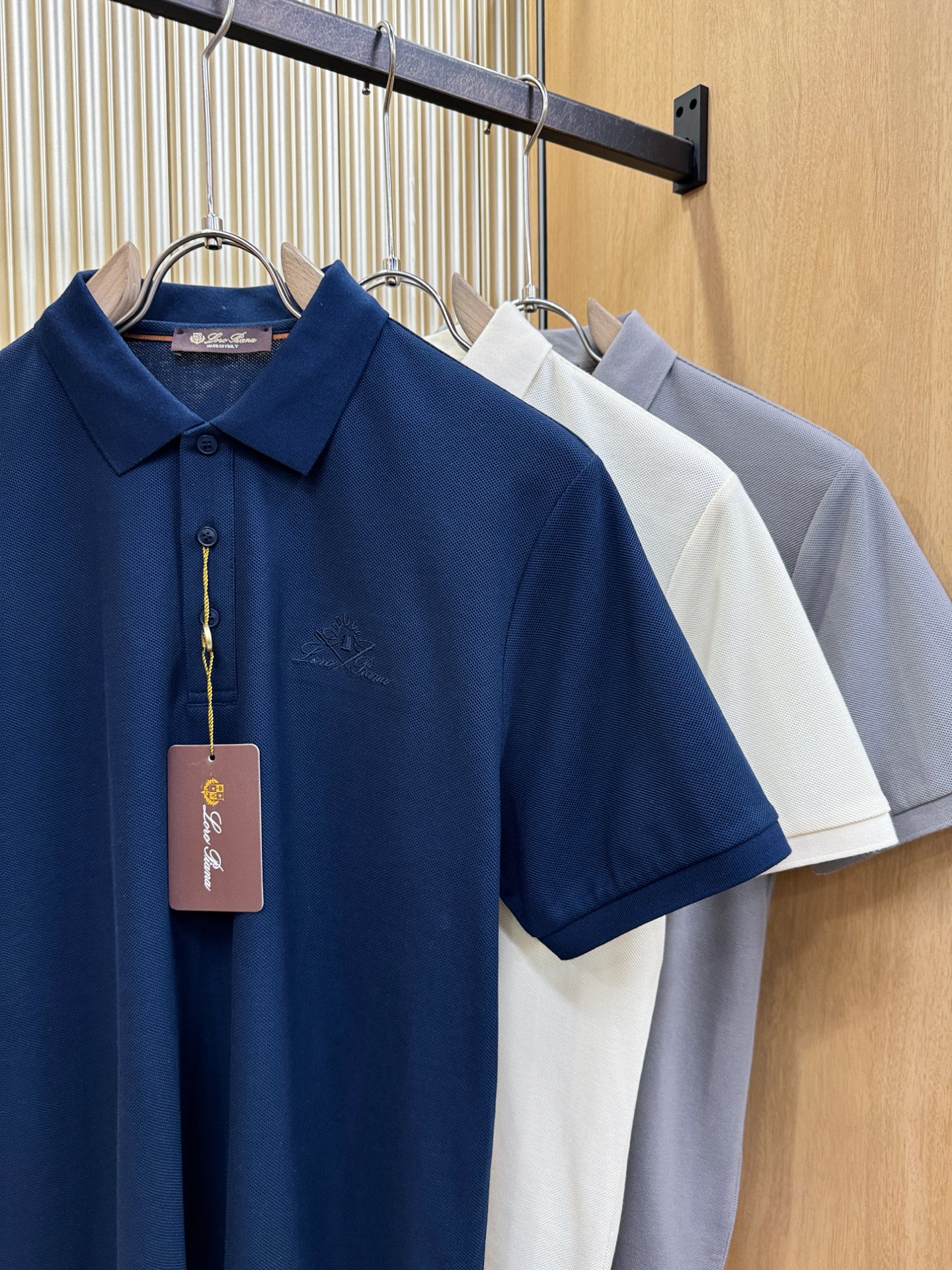 loro Piana诺悠翩雅 2026春夏新款首发专柜最新款翻领短袖，100%双丝光珠地棉面料，高端订制