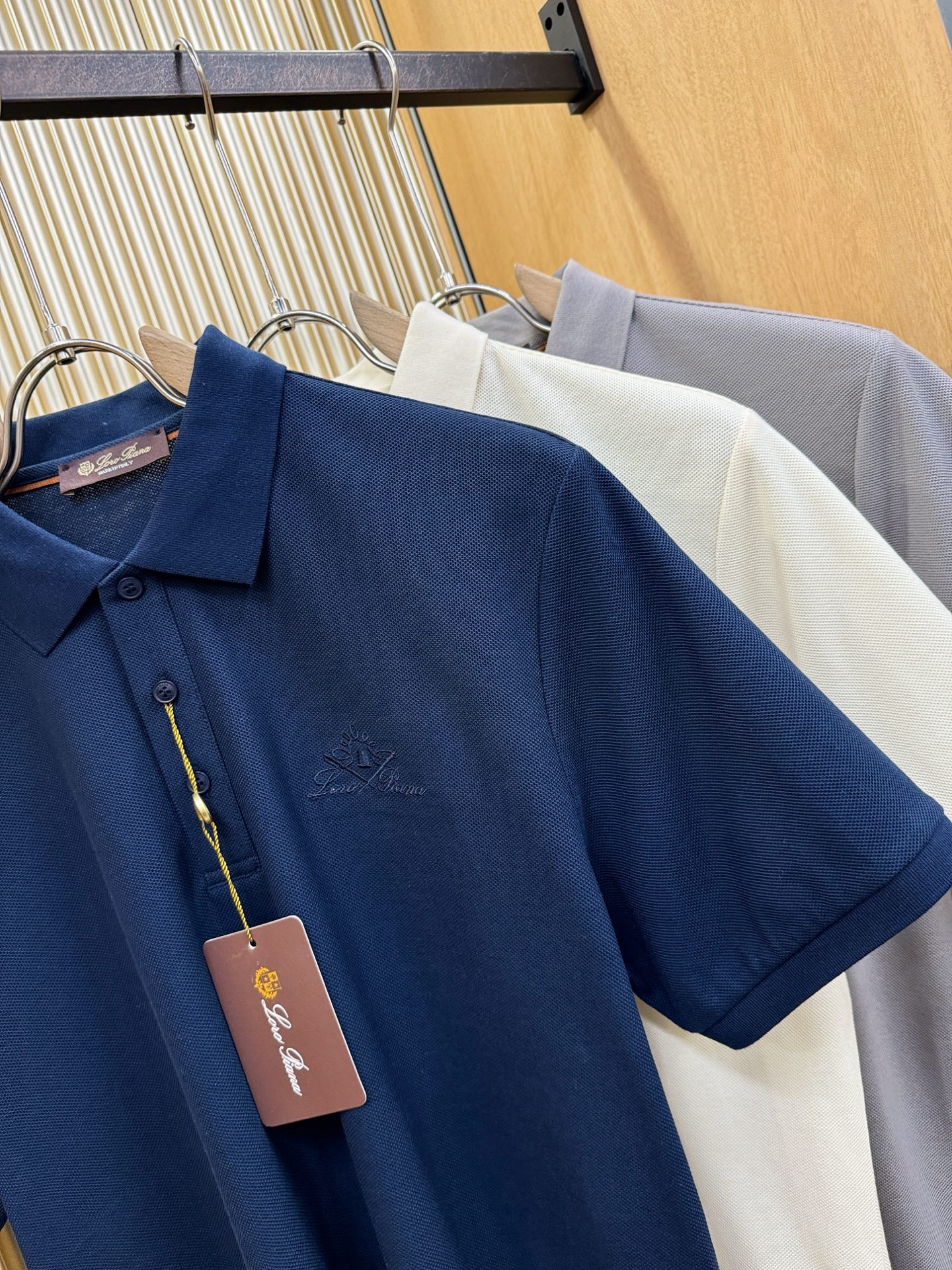 loro Piana诺悠翩雅 2026春夏新款首发专柜最新款翻领短袖，100%双丝光珠地棉面料，高端订制