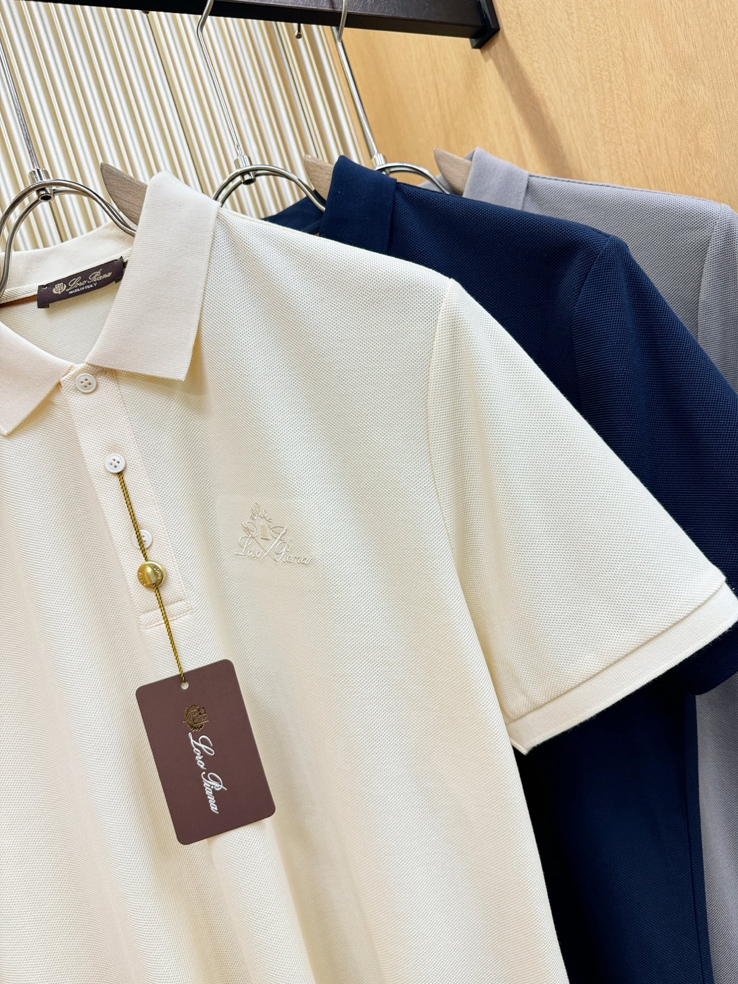 loro Piana诺悠翩雅 2026春夏新款首发专柜最新款翻领短袖，100%双丝光珠地棉面料，高端订制