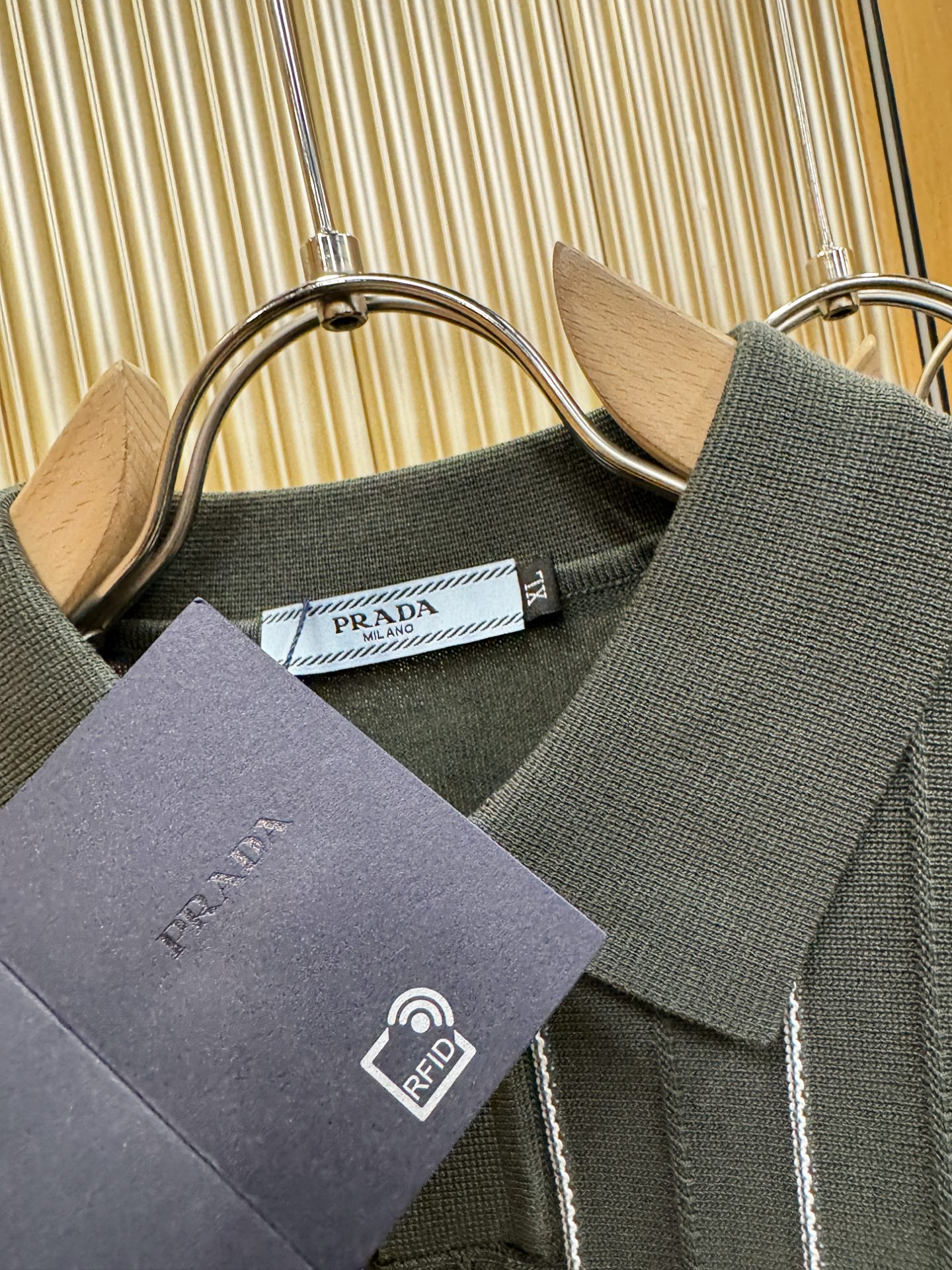 PRADA 普拉达 2026春夏新品针织短袖，进口针织面料，手感柔软。顶级进口私货，时尚设计潮流短袖针织