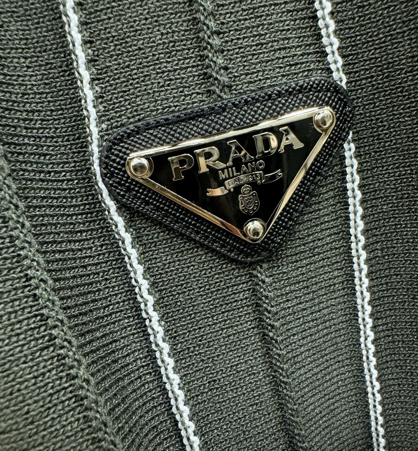 PRADA 普拉达 2026春夏新品针织短袖，进口针织面料，手感柔软。顶级进口私货，时尚设计潮流短袖针织