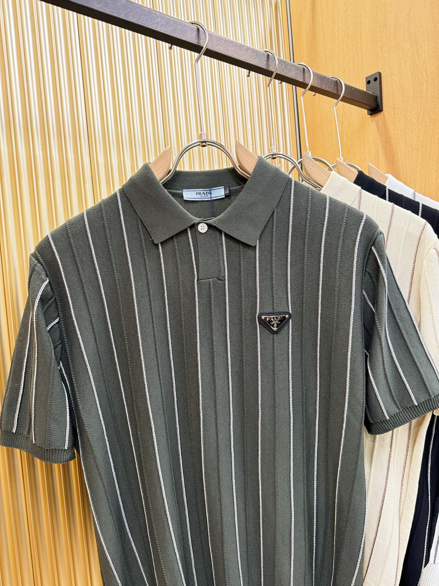 PRADA 普拉达 2026春夏新品针织短袖，进口针织面料，手感柔软。顶级进口私货，时尚设计潮流短袖针织