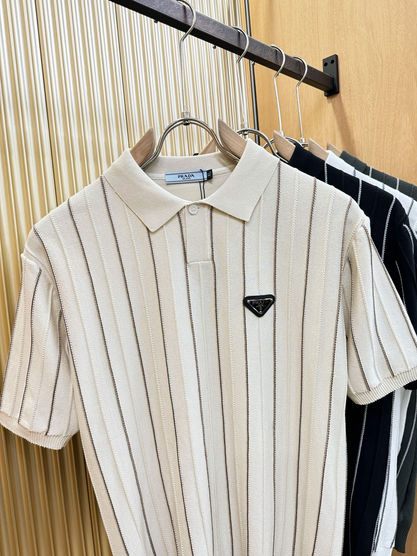 PRADA 普拉达 2026春夏新品针织短袖，进口针织面料，手感柔软。顶级进口私货，时尚设计潮流短袖针织