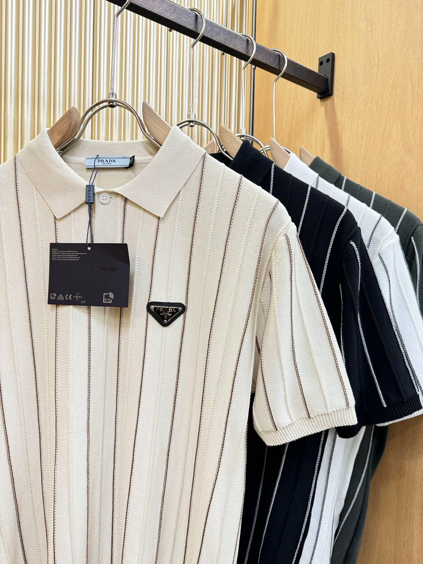 PRADA 普拉达 2026春夏新品针织短袖，进口针织面料，手感柔软。顶级进口私货，时尚设计潮流短袖针织