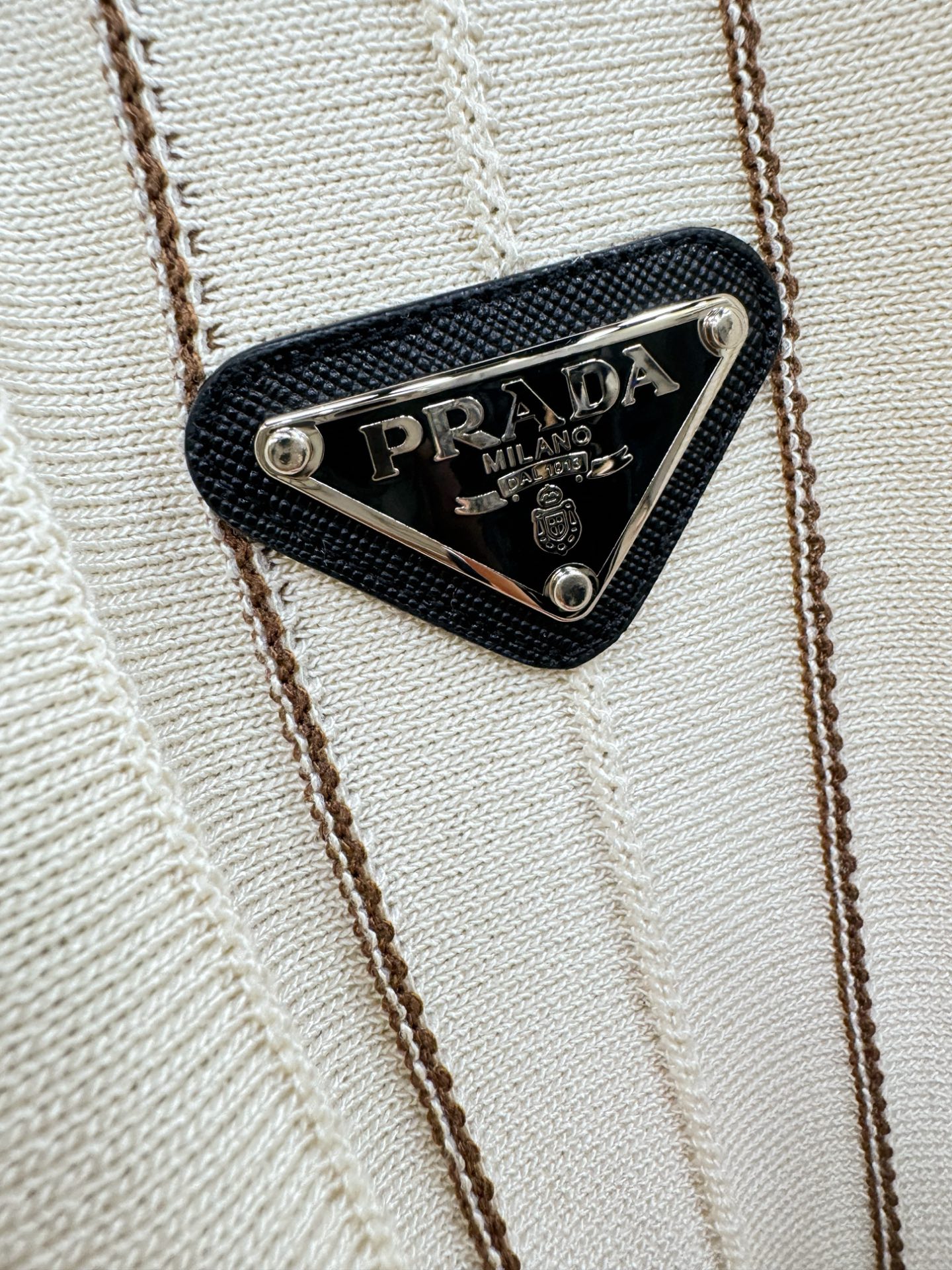 PRADA 普拉达 2026春夏新品针织短袖，进口针织面料，手感柔软。顶级进口私货，时尚设计潮流短袖针织