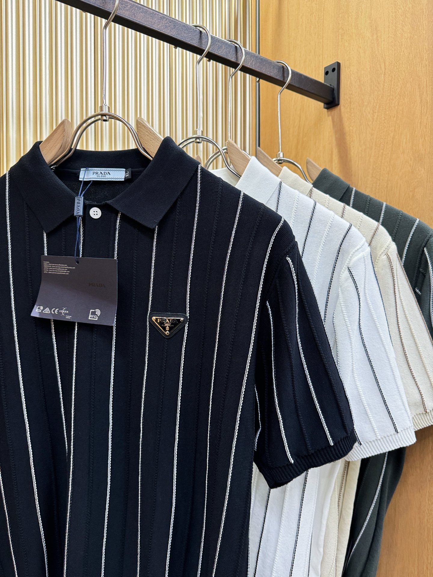 PRADA 普拉达 2026春夏新品针织短袖，进口针织面料，手感柔软。顶级进口私货，时尚设计潮流短袖针织