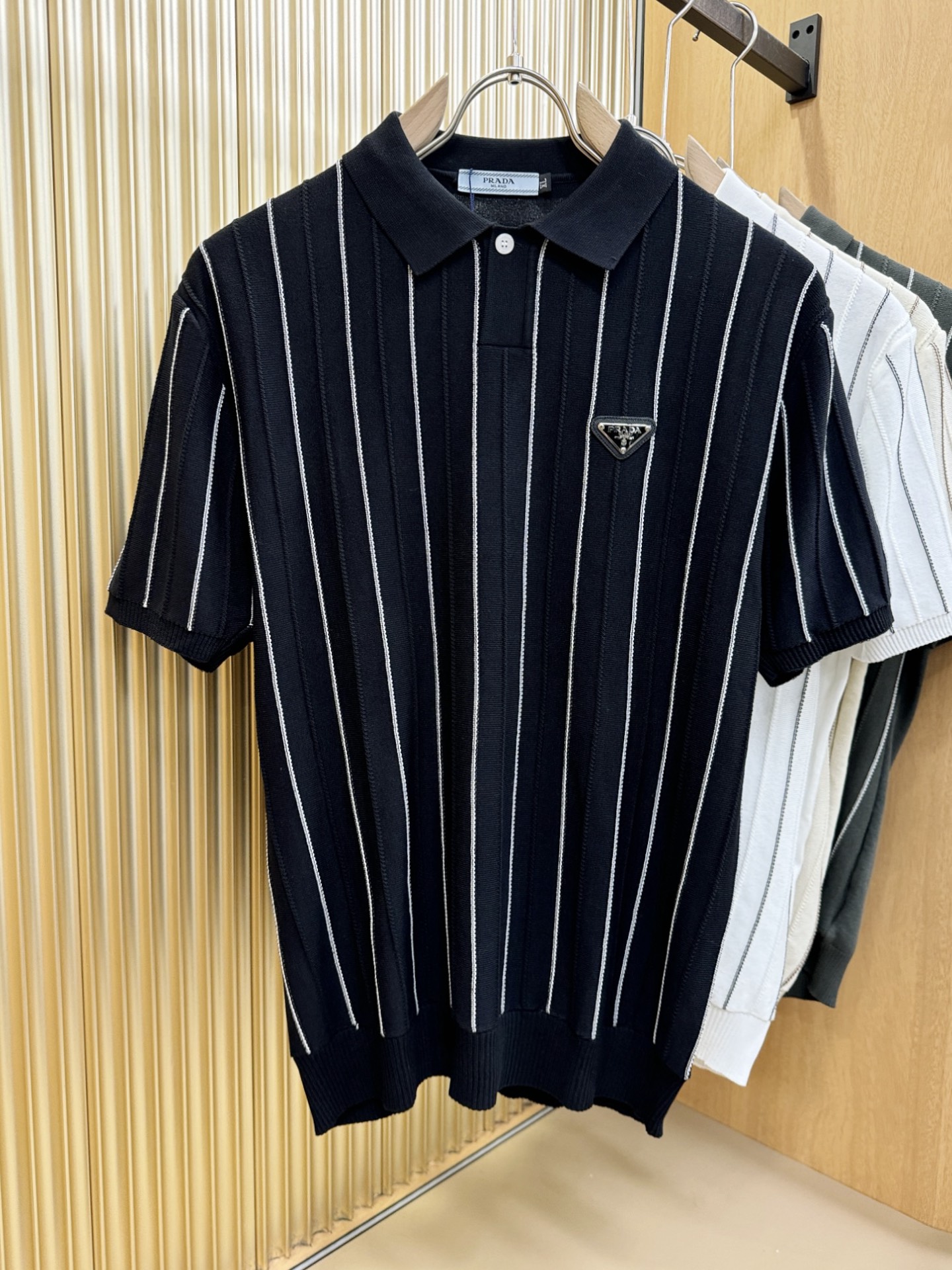 PRADA 普拉达 2026春夏新品针织短袖，进口针织面料，手感柔软。顶级进口私货，时尚设计潮流短袖针织