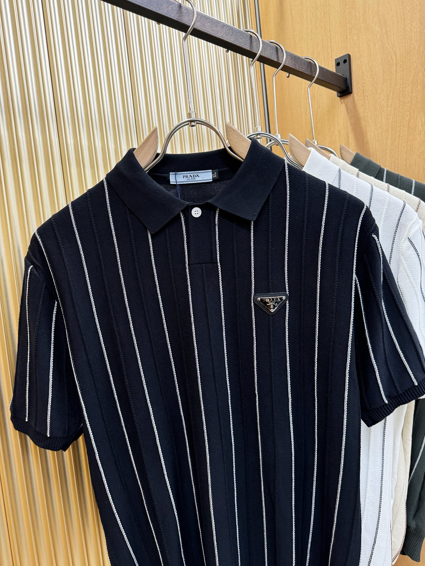 PRADA 普拉达 2026春夏新品针织短袖，进口针织面料，手感柔软。顶级进口私货，时尚设计潮流短袖针织