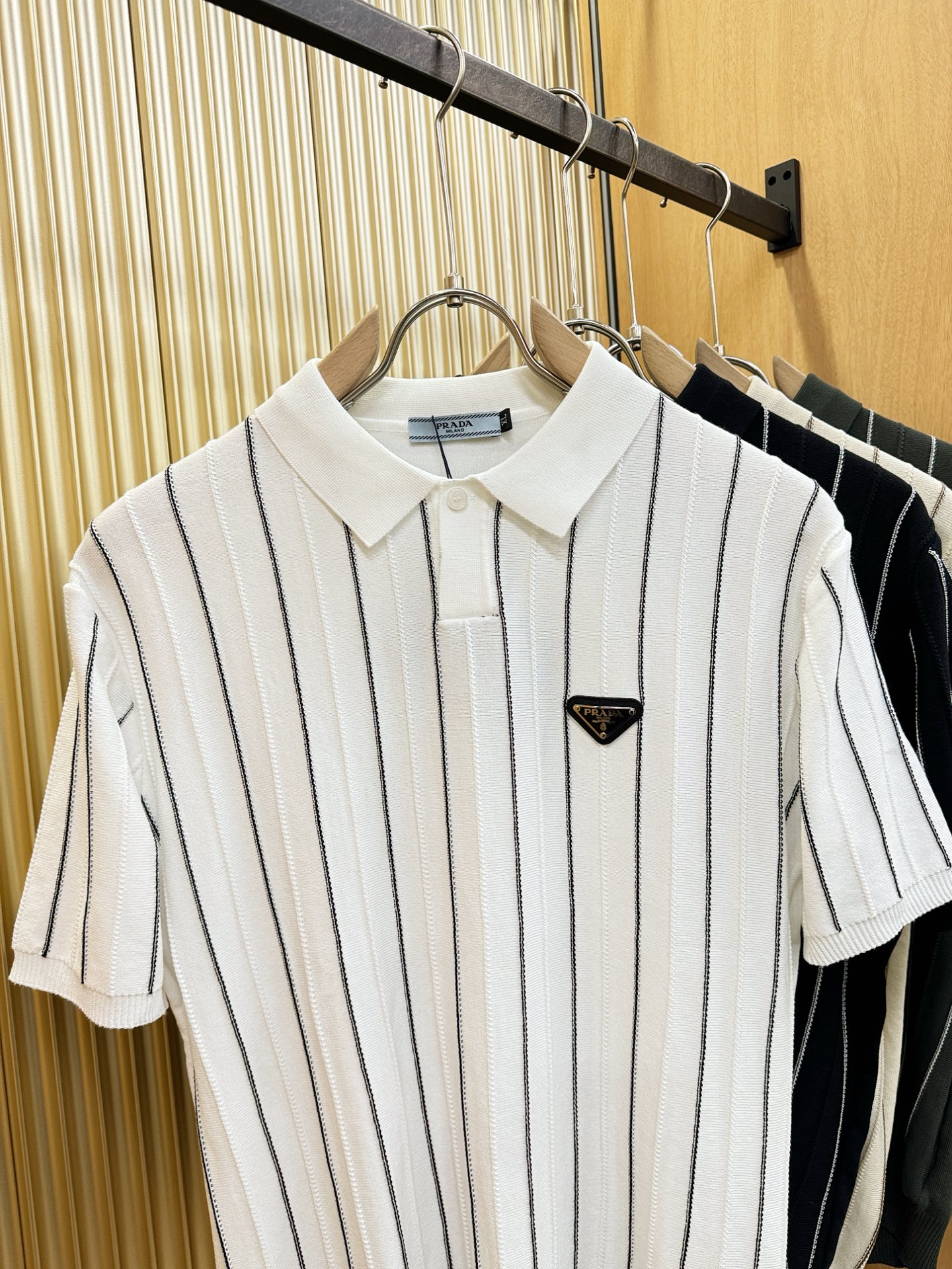 PRADA 普拉达 2026春夏新品针织短袖，进口针织面料，手感柔软。顶级进口私货，时尚设计潮流短袖针织