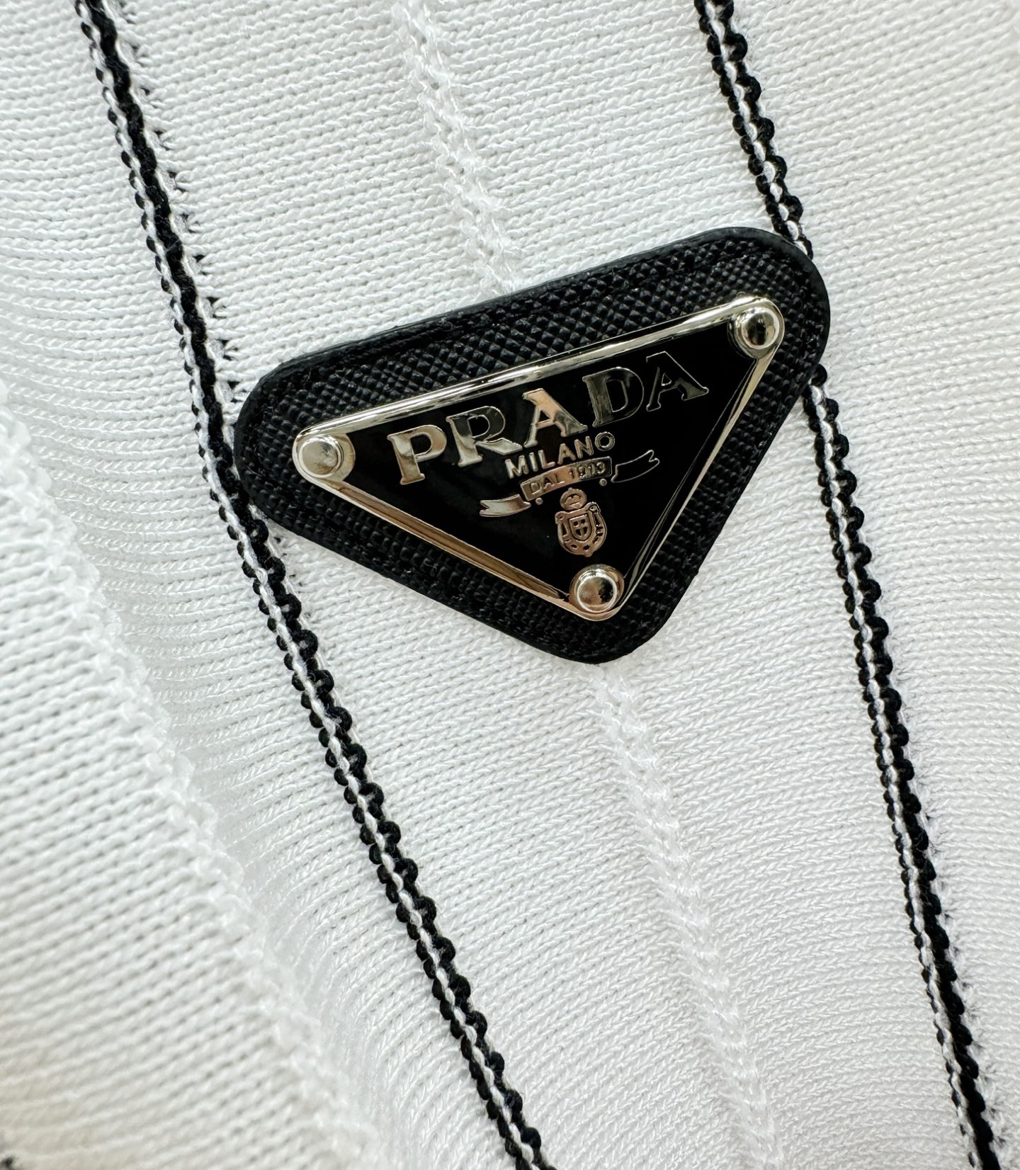 PRADA 普拉达 2026春夏新品针织短袖，进口针织面料，手感柔软。顶级进口私货，时尚设计潮流短袖针织