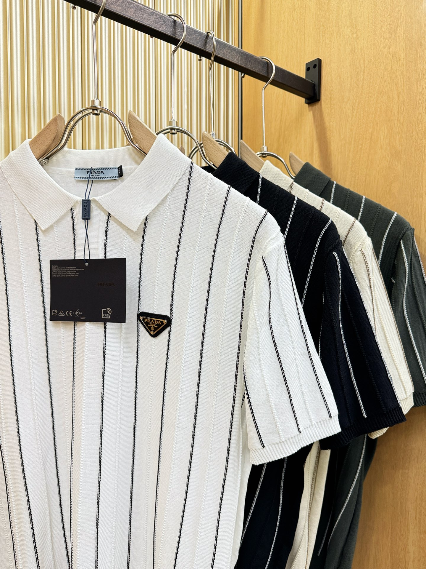 PRADA 普拉达 2026春夏新品针织短袖，进口针织面料，手感柔软。顶级进口私货，时尚设计潮流短袖针织