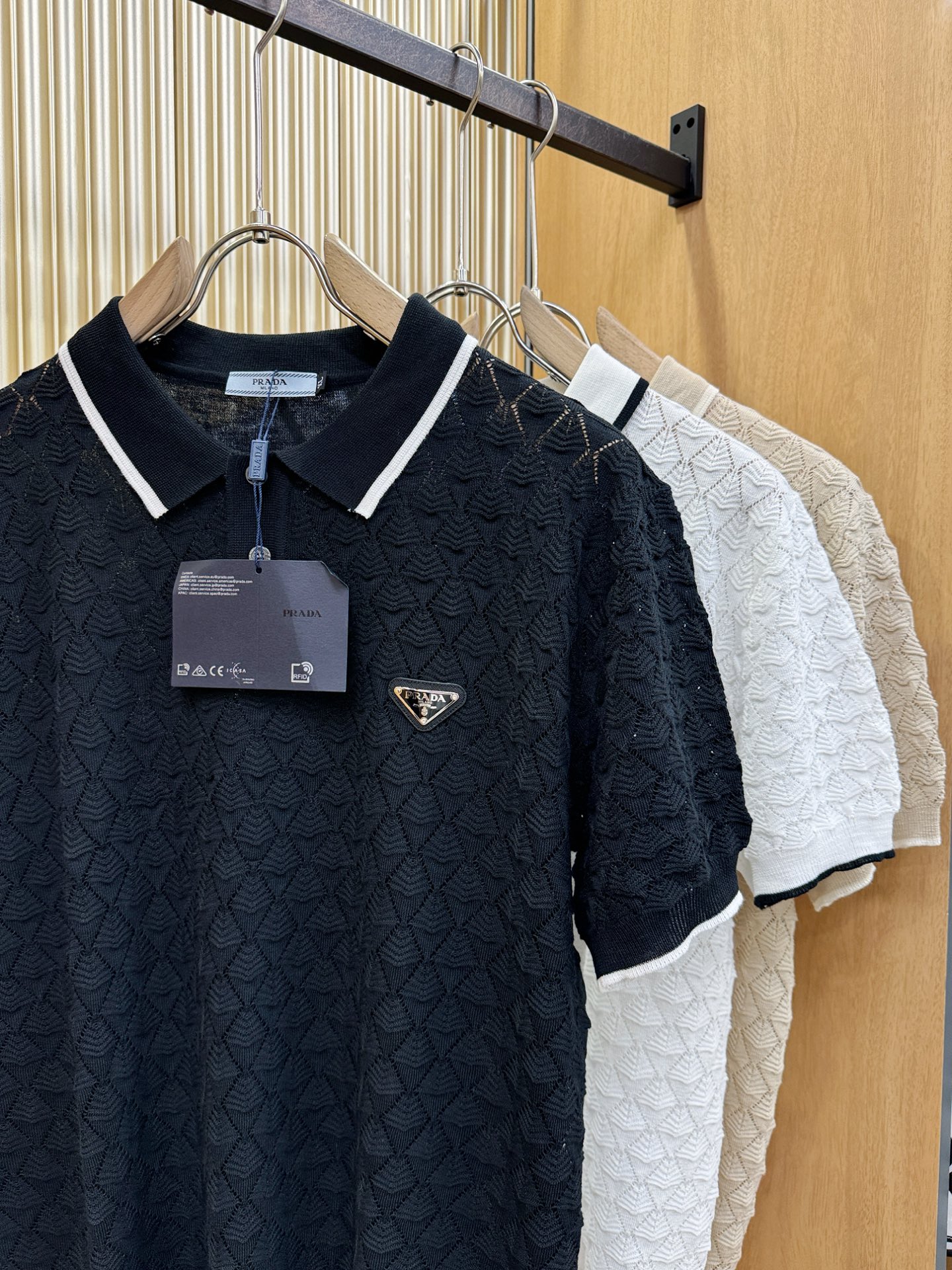 PRADA 普拉达 2026春夏新品针织短袖，进口针织面料，手感柔软。顶级进口私货，时尚设计潮流短袖针织
