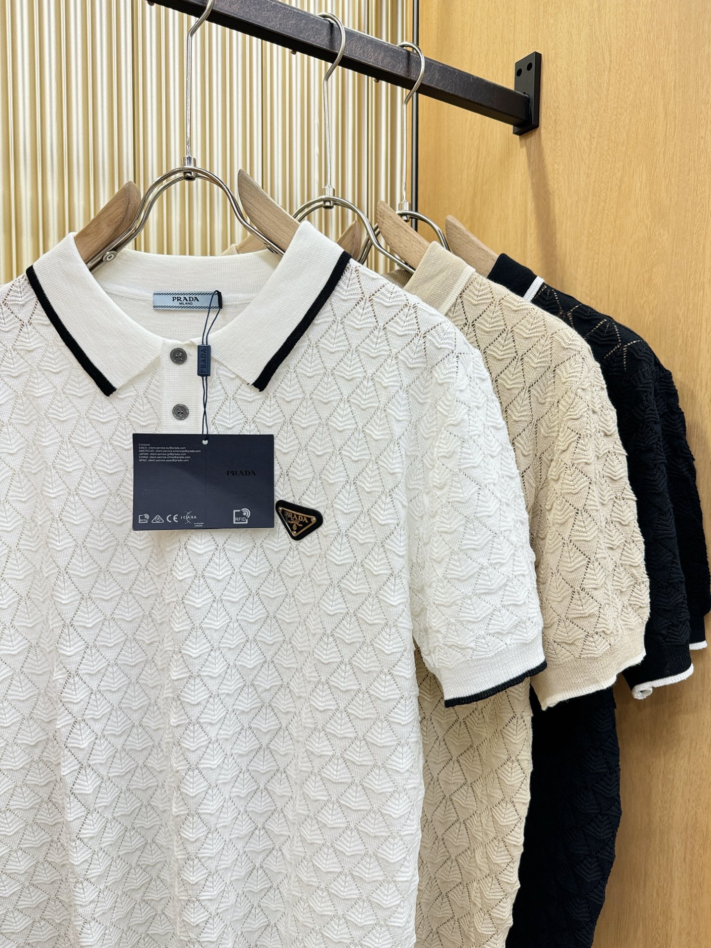 PRADA 普拉达 2026春夏新品针织短袖，进口针织面料，手感柔软。顶级进口私货，时尚设计潮流短袖针织