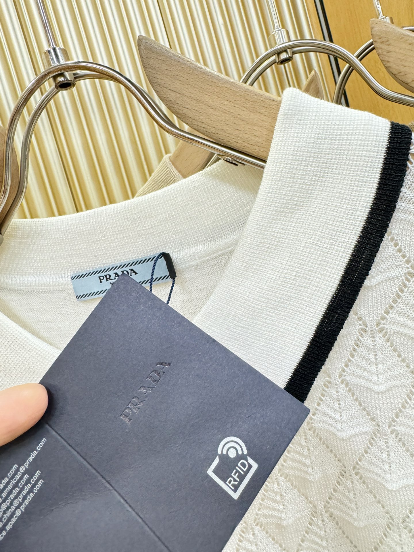 PRADA 普拉达 2026春夏新品针织短袖，进口针织面料，手感柔软。顶级进口私货，时尚设计潮流短袖针织