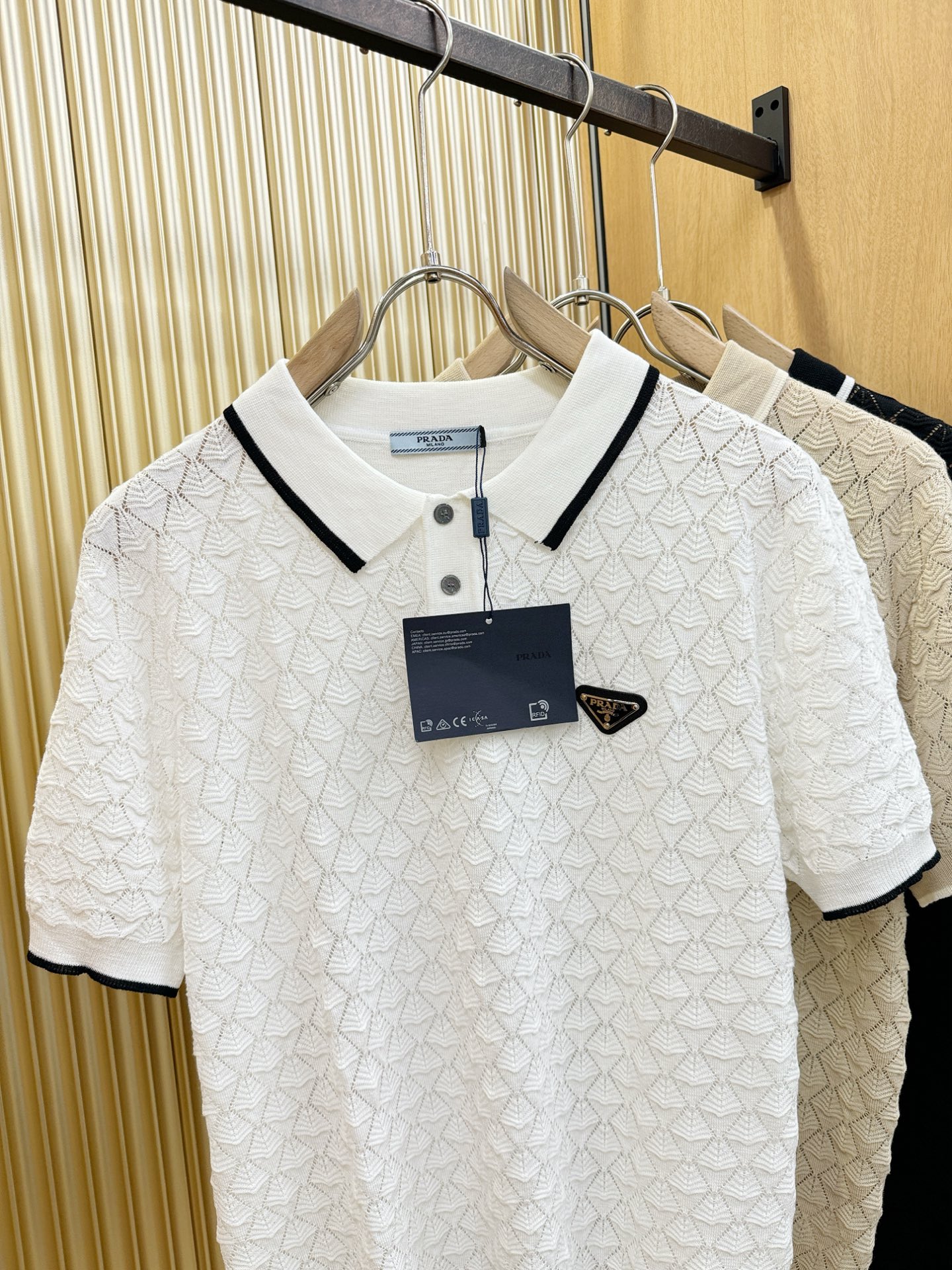 PRADA 普拉达 2026春夏新品针织短袖，进口针织面料，手感柔软。顶级进口私货，时尚设计潮流短袖针织