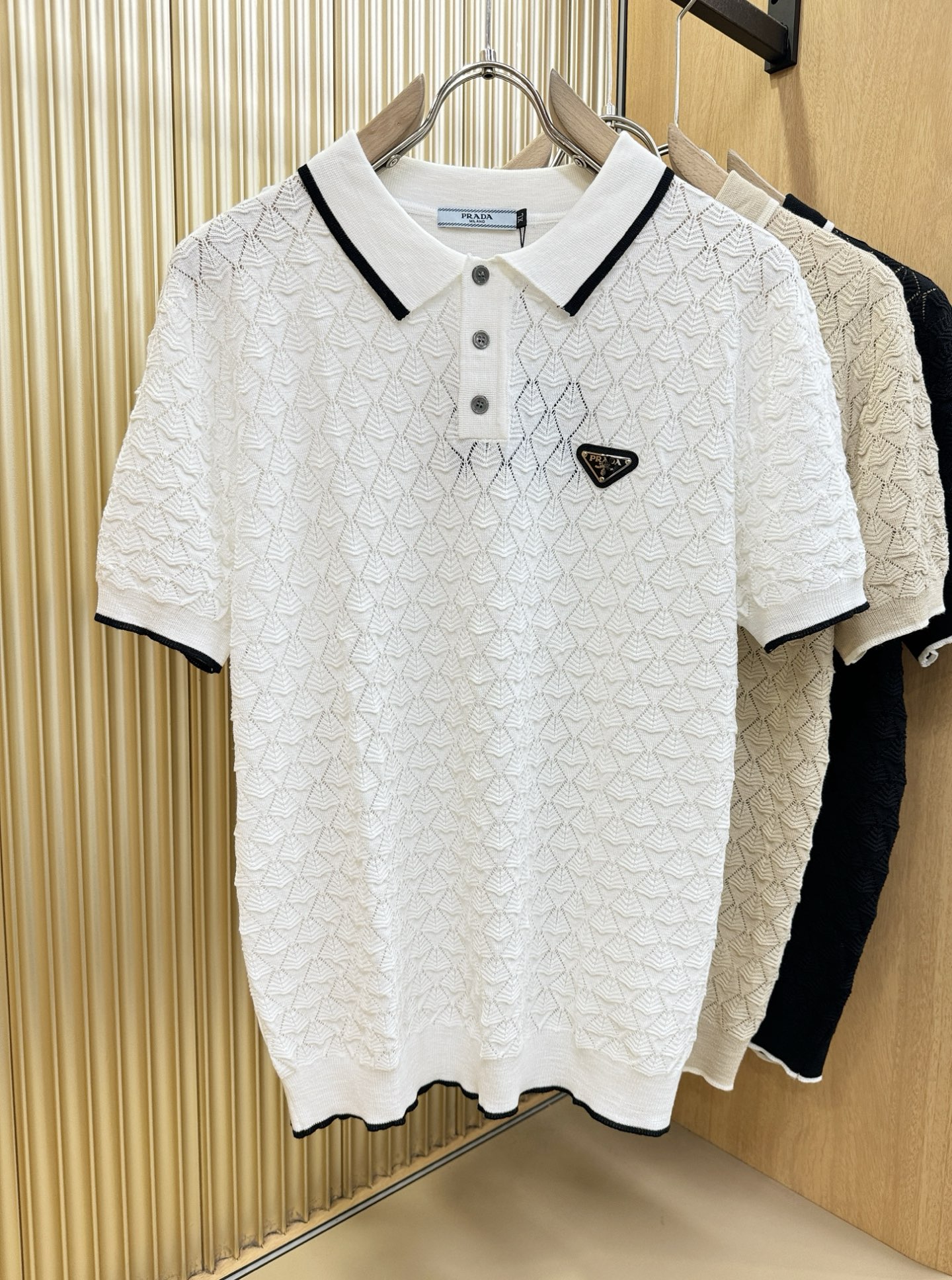 PRADA 普拉达 2026春夏新品针织短袖，进口针织面料，手感柔软。顶级进口私货，时尚设计潮流短袖针织