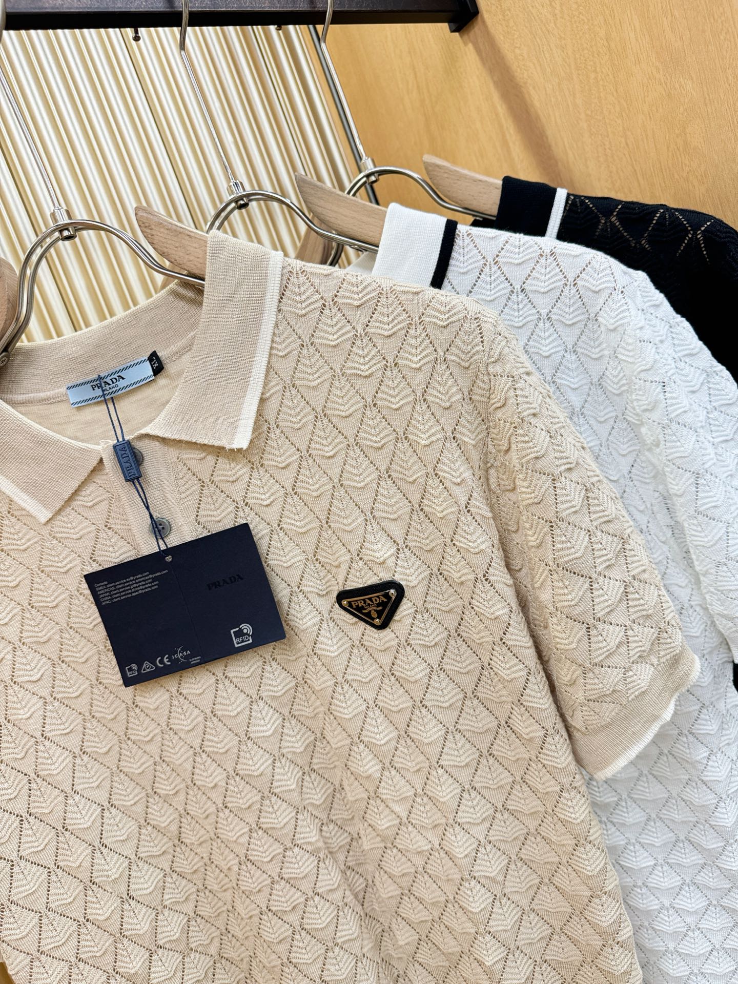 PRADA 普拉达 2026春夏新品针织短袖，进口针织面料，手感柔软。顶级进口私货，时尚设计潮流短袖针织