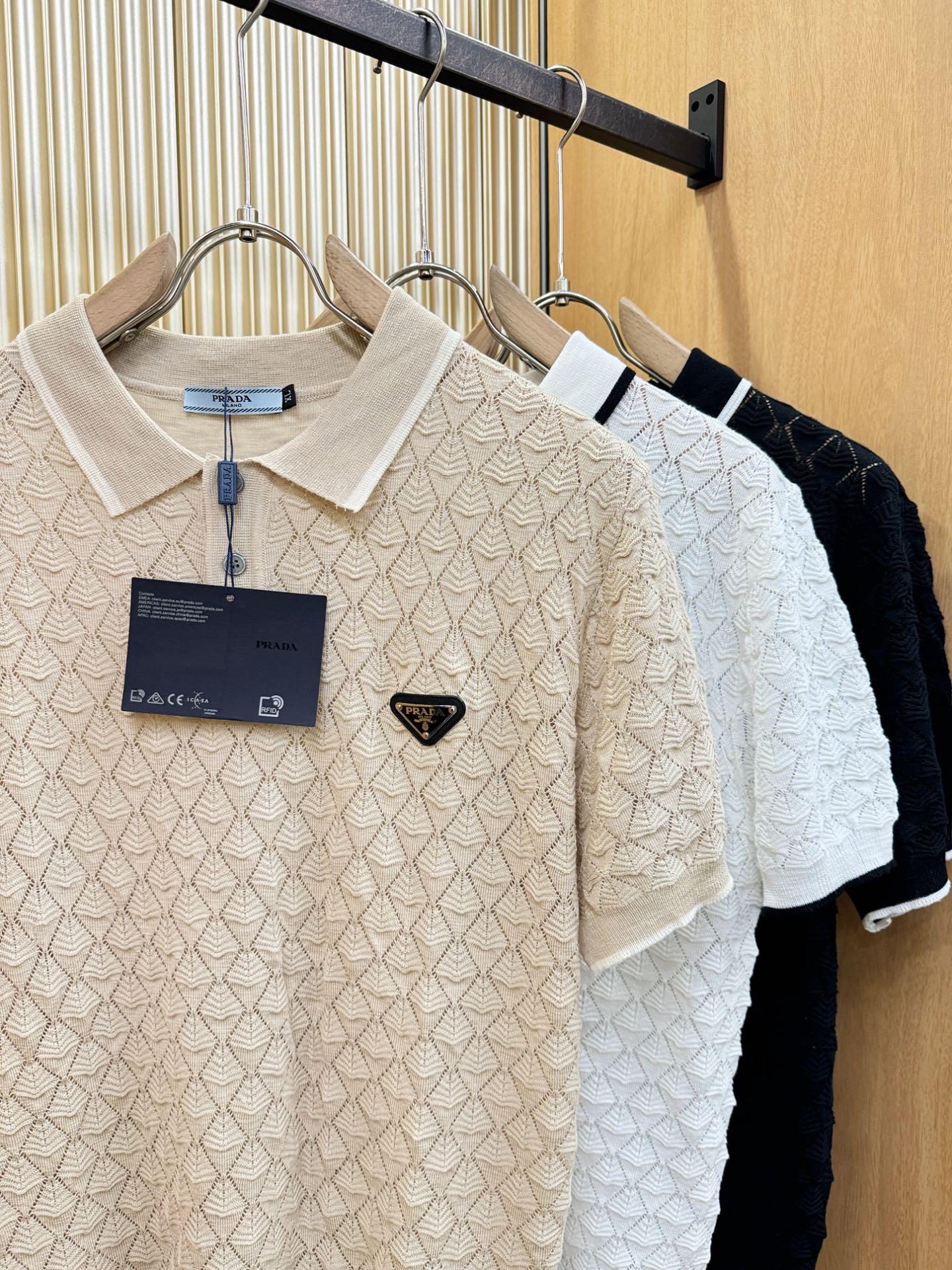 PRADA 普拉达 2026春夏新品针织短袖，进口针织面料，手感柔软。顶级进口私货，时尚设计潮流短袖针织