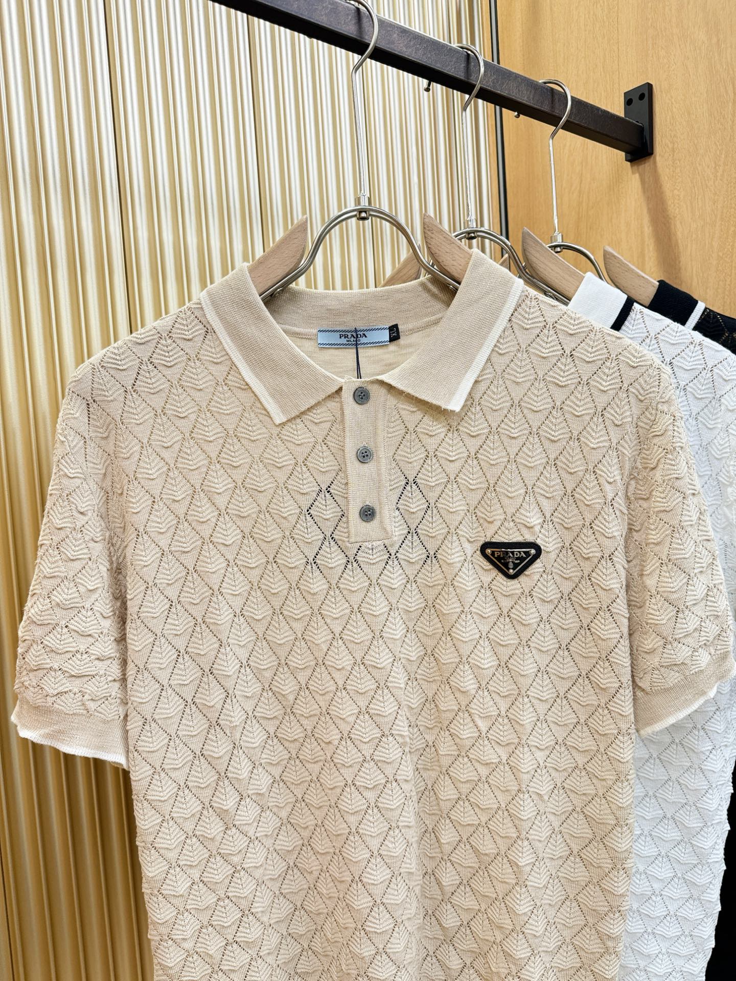 PRADA 普拉达 2026春夏新品针织短袖，进口针织面料，手感柔软。顶级进口私货，时尚设计潮流短袖针织