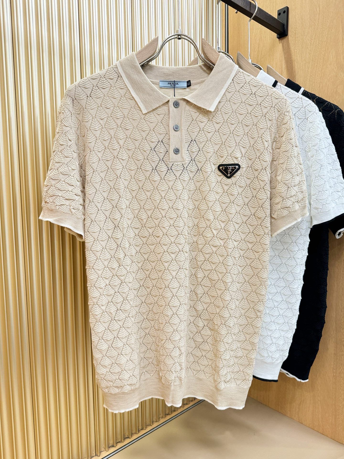 PRADA 普拉达 2026春夏新品针织短袖，进口针织面料，手感柔软。顶级进口私货，时尚设计潮流短袖针织