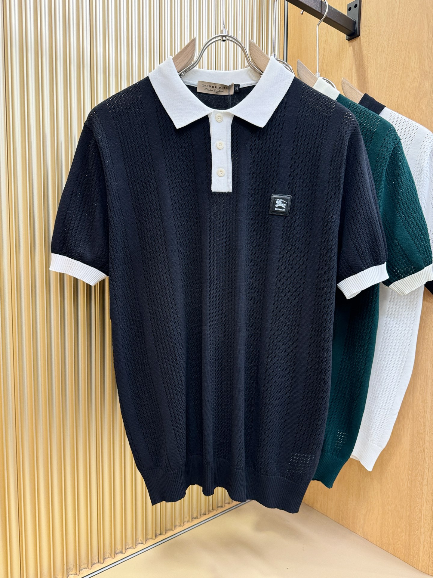 BURBERRY巴宝莉 2026春夏新品针织短袖，进口针织面料，手感柔软。顶级进口私货，时尚设计潮流短袖