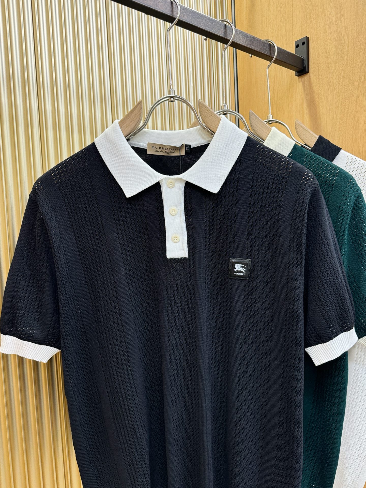 BURBERRY巴宝莉 2026春夏新品针织短袖，进口针织面料，手感柔软。顶级进口私货，时尚设计潮流短袖