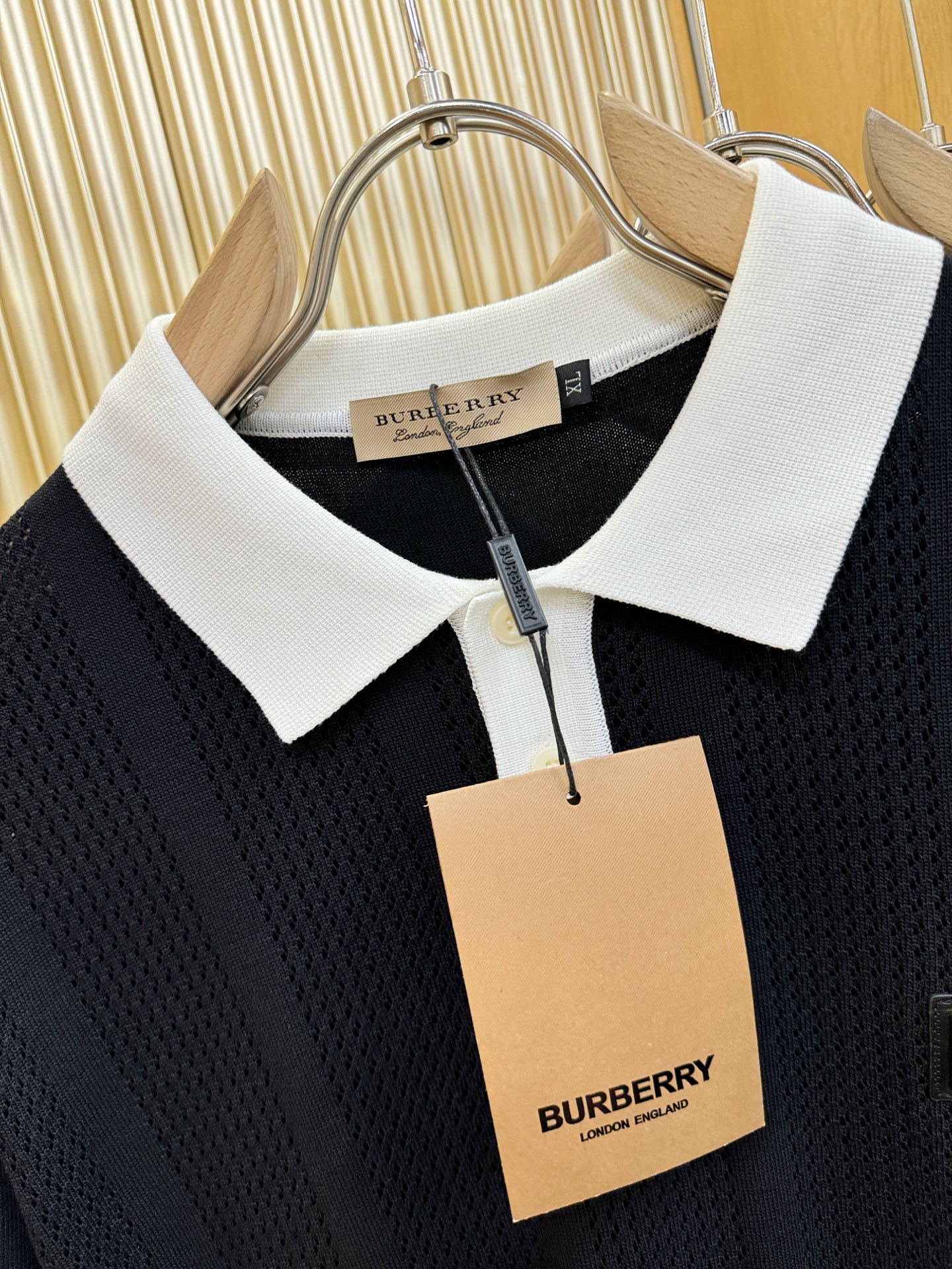 BURBERRY巴宝莉 2026春夏新品针织短袖，进口针织面料，手感柔软。顶级进口私货，时尚设计潮流短袖