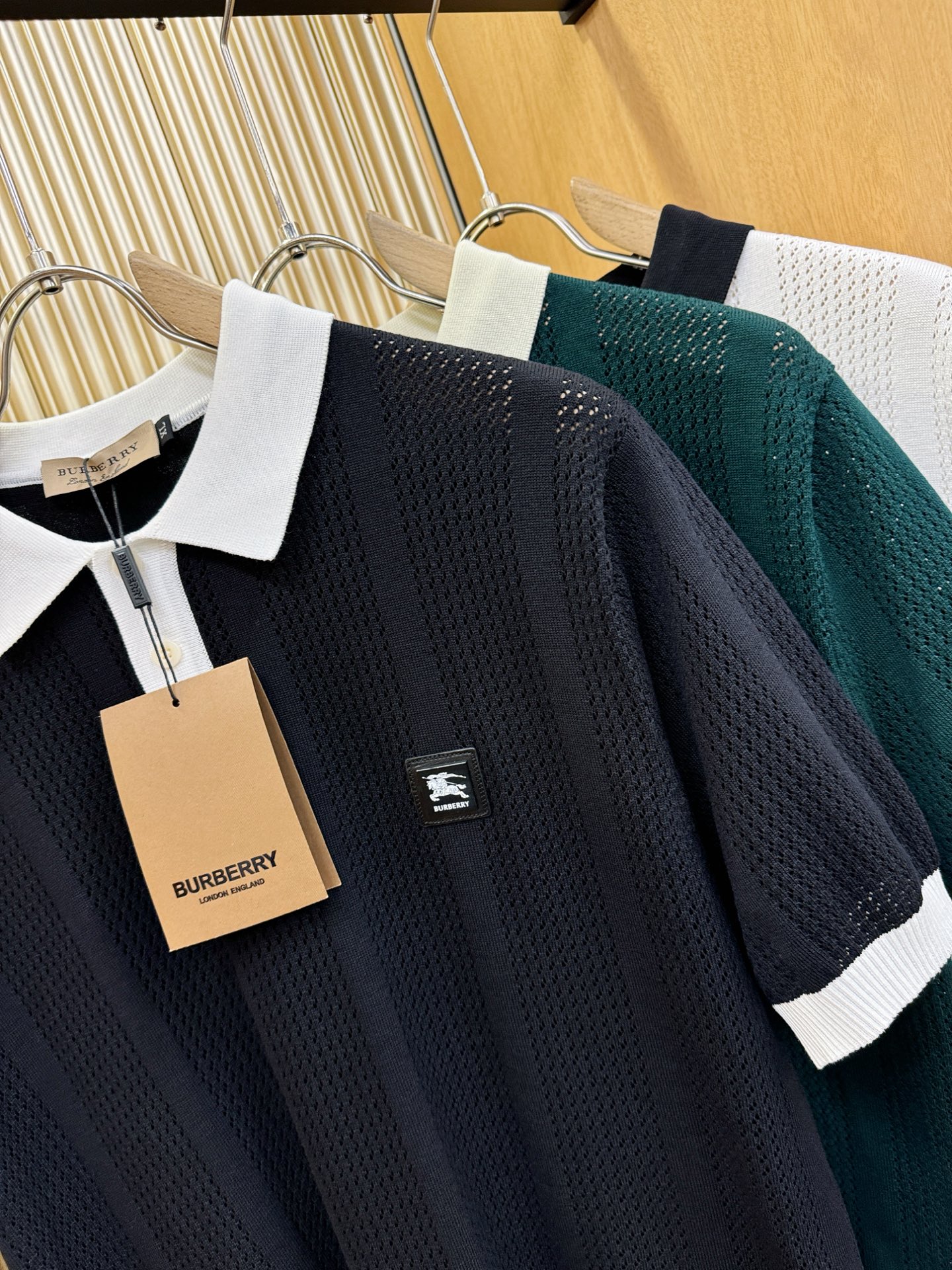 BURBERRY巴宝莉 2026春夏新品针织短袖，进口针织面料，手感柔软。顶级进口私货，时尚设计潮流短袖