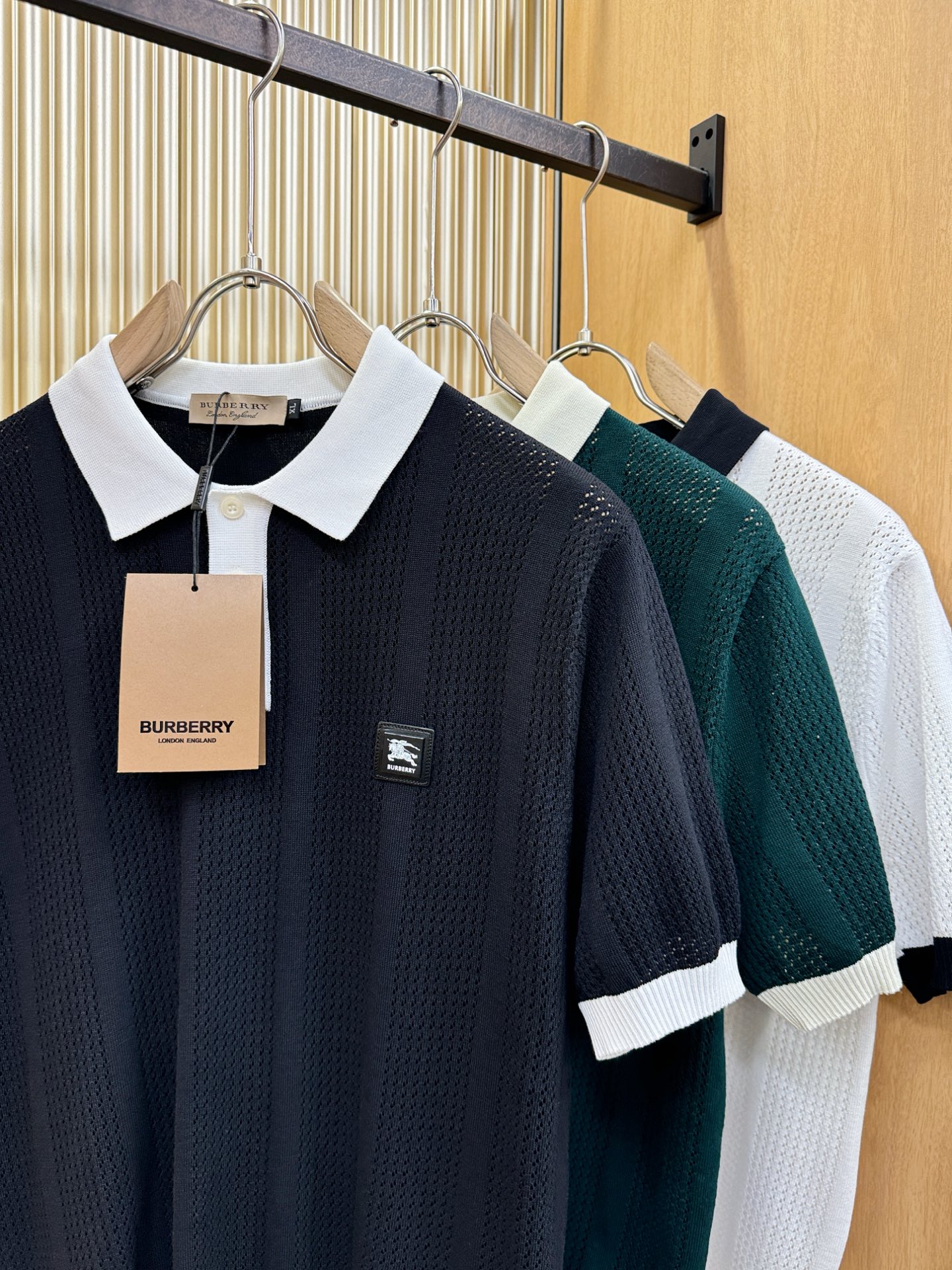 BURBERRY巴宝莉 2026春夏新品针织短袖，进口针织面料，手感柔软。顶级进口私货，时尚设计潮流短袖