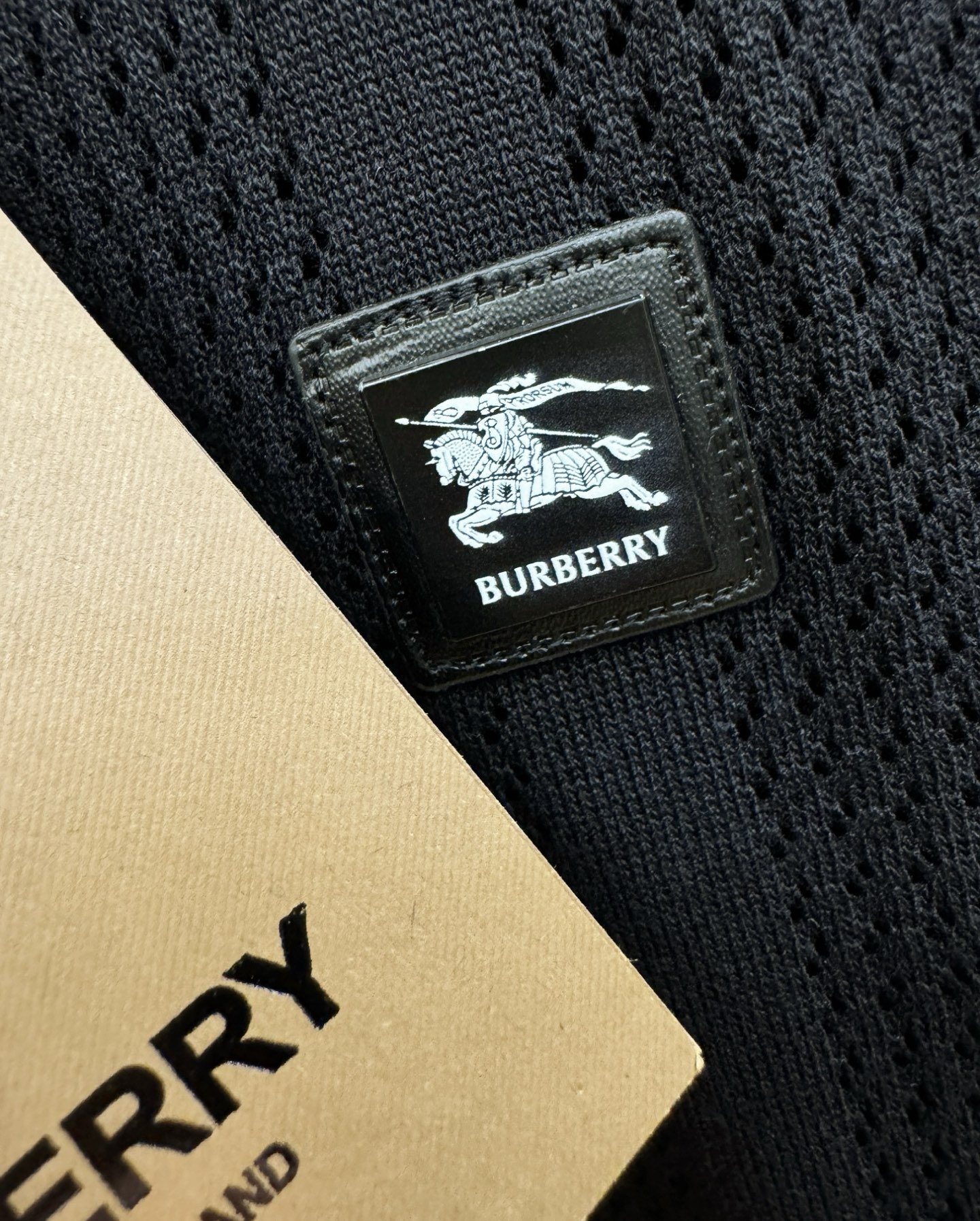 BURBERRY巴宝莉 2026春夏新品针织短袖，进口针织面料，手感柔软。顶级进口私货，时尚设计潮流短袖
