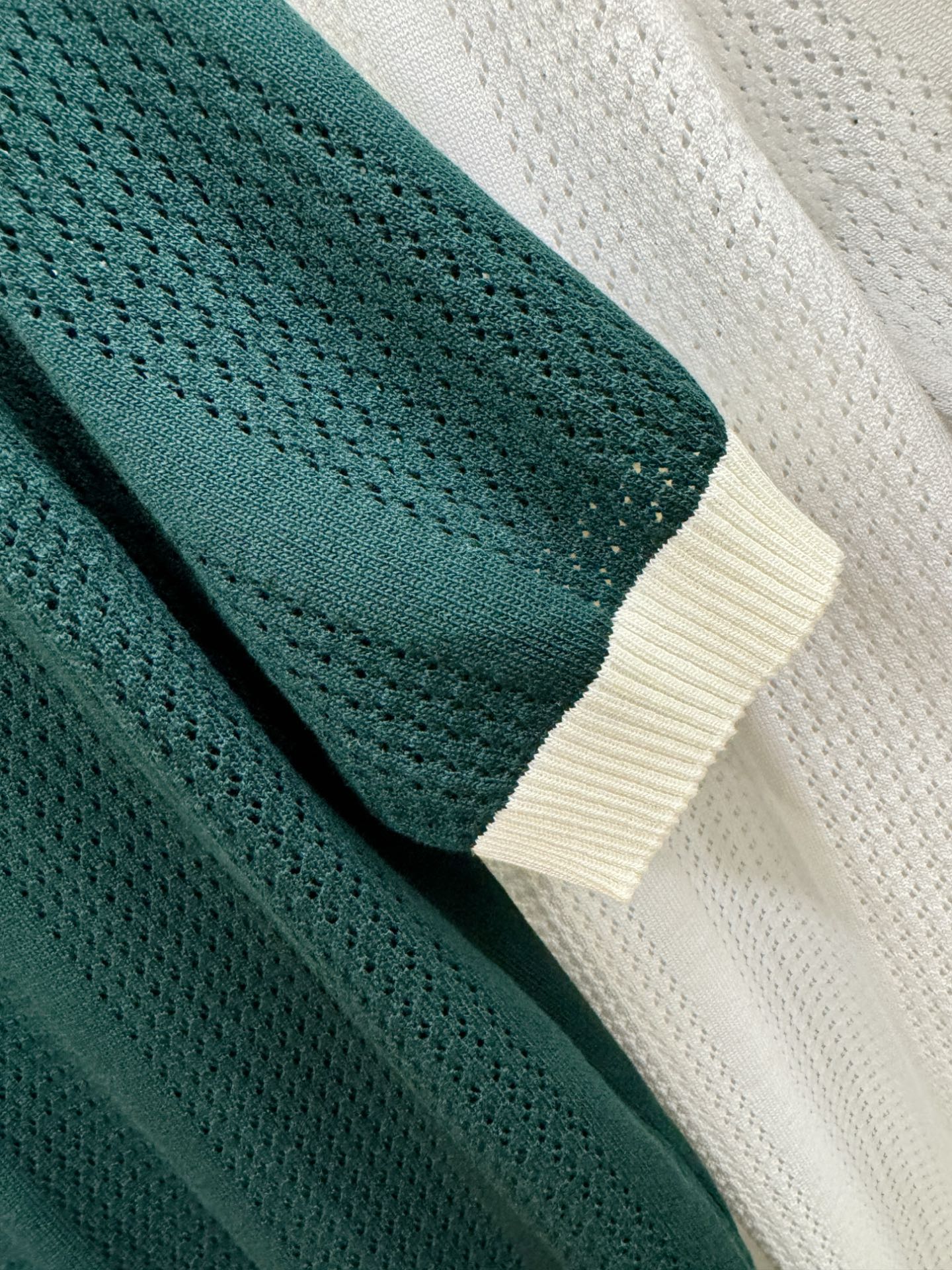 BURBERRY巴宝莉 2026春夏新品针织短袖，进口针织面料，手感柔软。顶级进口私货，时尚设计潮流短袖