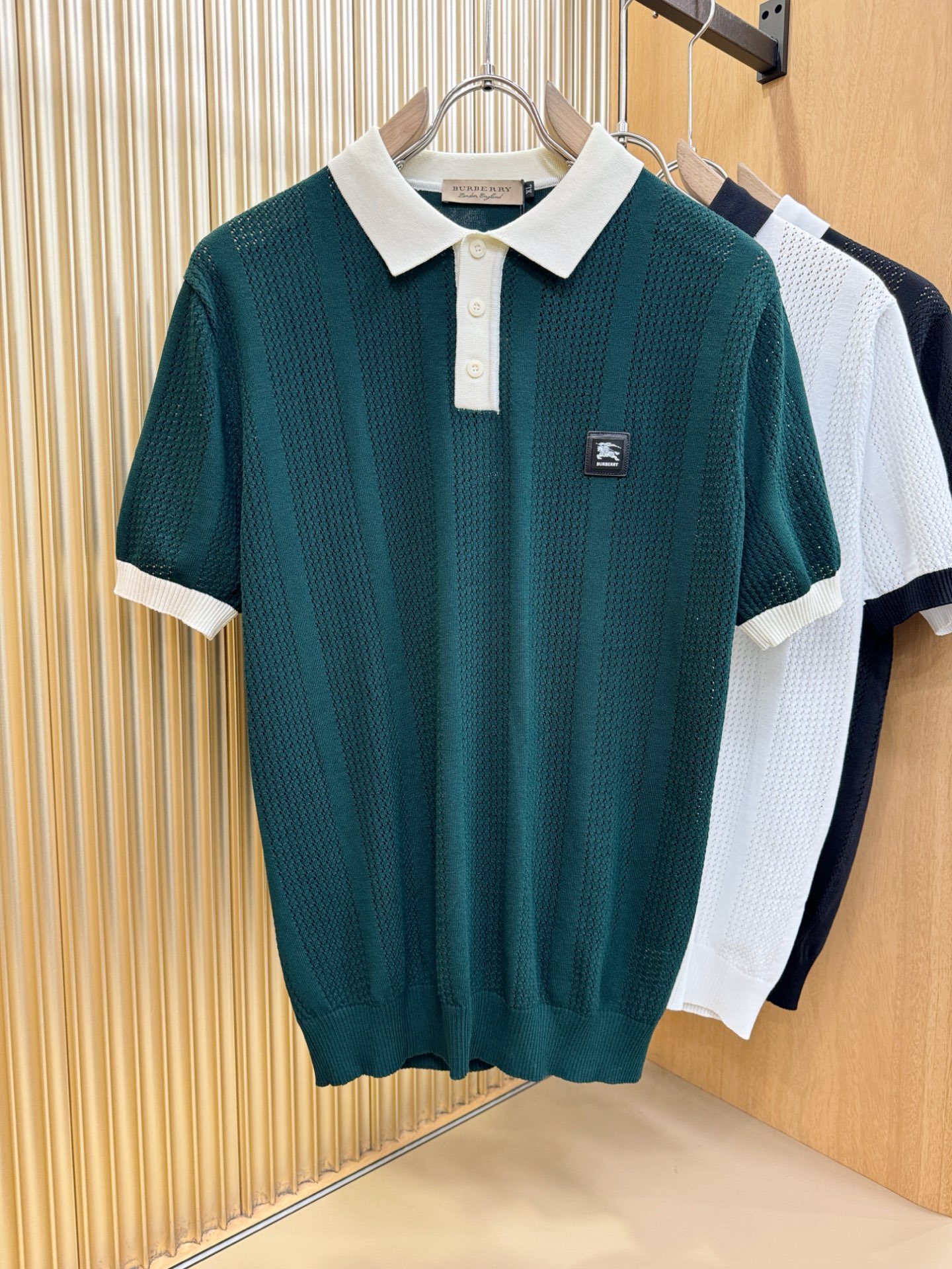 BURBERRY巴宝莉 2026春夏新品针织短袖，进口针织面料，手感柔软。顶级进口私货，时尚设计潮流短袖
