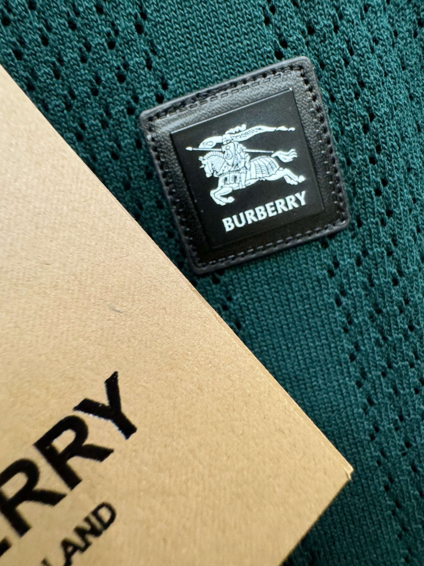 BURBERRY巴宝莉 2026春夏新品针织短袖，进口针织面料，手感柔软。顶级进口私货，时尚设计潮流短袖