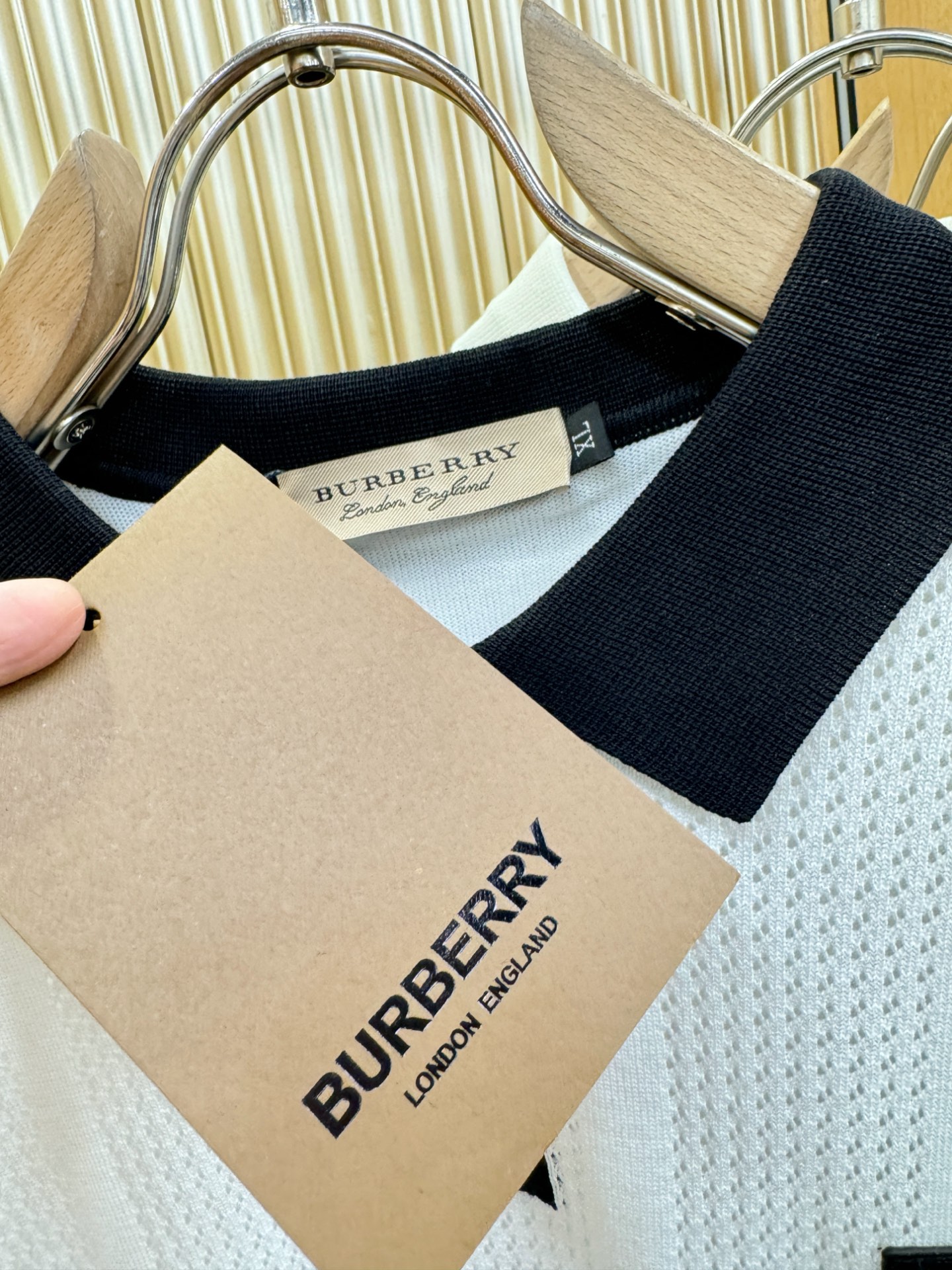 BURBERRY巴宝莉 2026春夏新品针织短袖，进口针织面料，手感柔软。顶级进口私货，时尚设计潮流短袖