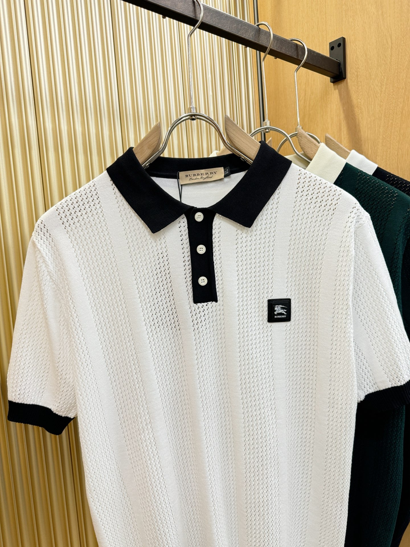 BURBERRY巴宝莉 2026春夏新品针织短袖，进口针织面料，手感柔软。顶级进口私货，时尚设计潮流短袖