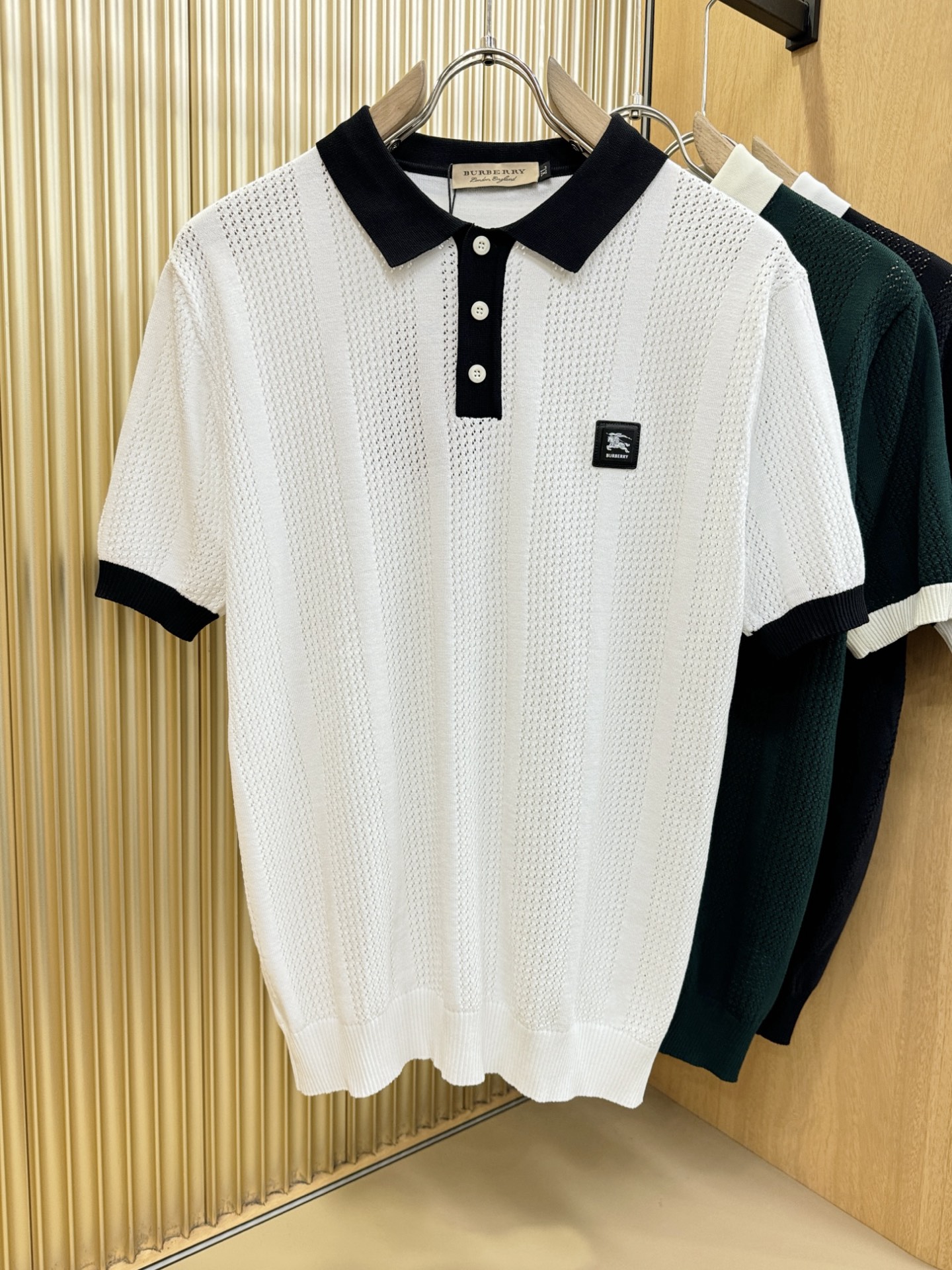 BURBERRY巴宝莉 2026春夏新品针织短袖，进口针织面料，手感柔软。顶级进口私货，时尚设计潮流短袖